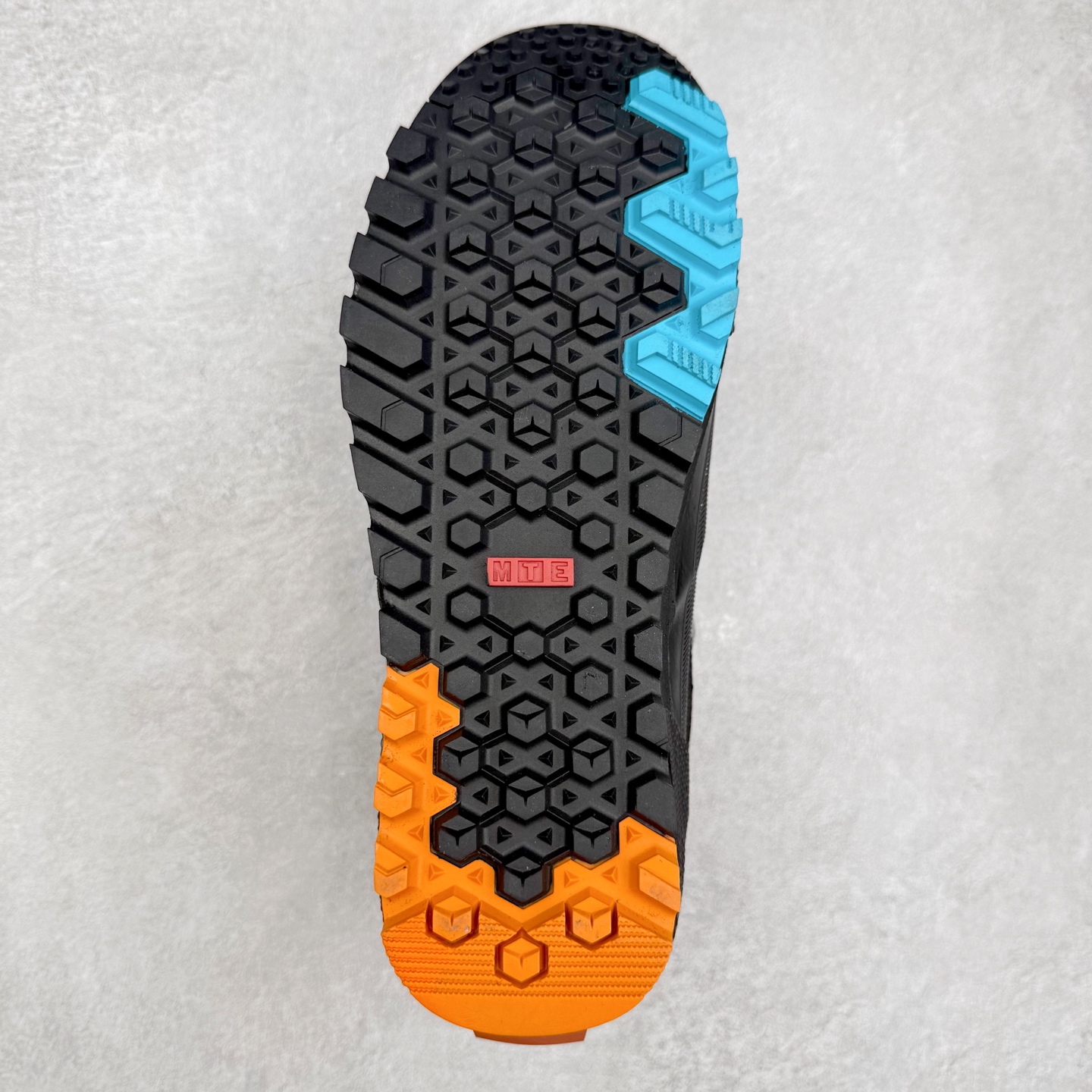 图片[9]-Vans SK8 Mte-3 Gore-Tex 户外靴 全新的Sk8-Hi GORE-TEX MTE-3 采用了最先进的专用全天候技术为户外活动等元素打造，将超过25 年的 Vans 滑雪靴历史和技术融入永恒、值得信赖的风格。MTE-3 功能集包括采用 Al-Trac™ 制成的 MTE-3 外底，这是一种 MTE 独有的全天候橡胶化合物，可通过改进的脚趾拾取和动态凸耳胎面提供显着改善的牵引力。MTE-3 GORE-TEX 防水包让您保持干爽，强大的 3M ThinsullateTM隔热包可用于寒冷天气的温度调节，让您保持温暖，带有 Ortholite®顶片的双密度。 尺码：36 37 38 39 40 41 42 43 44 45-选品中心