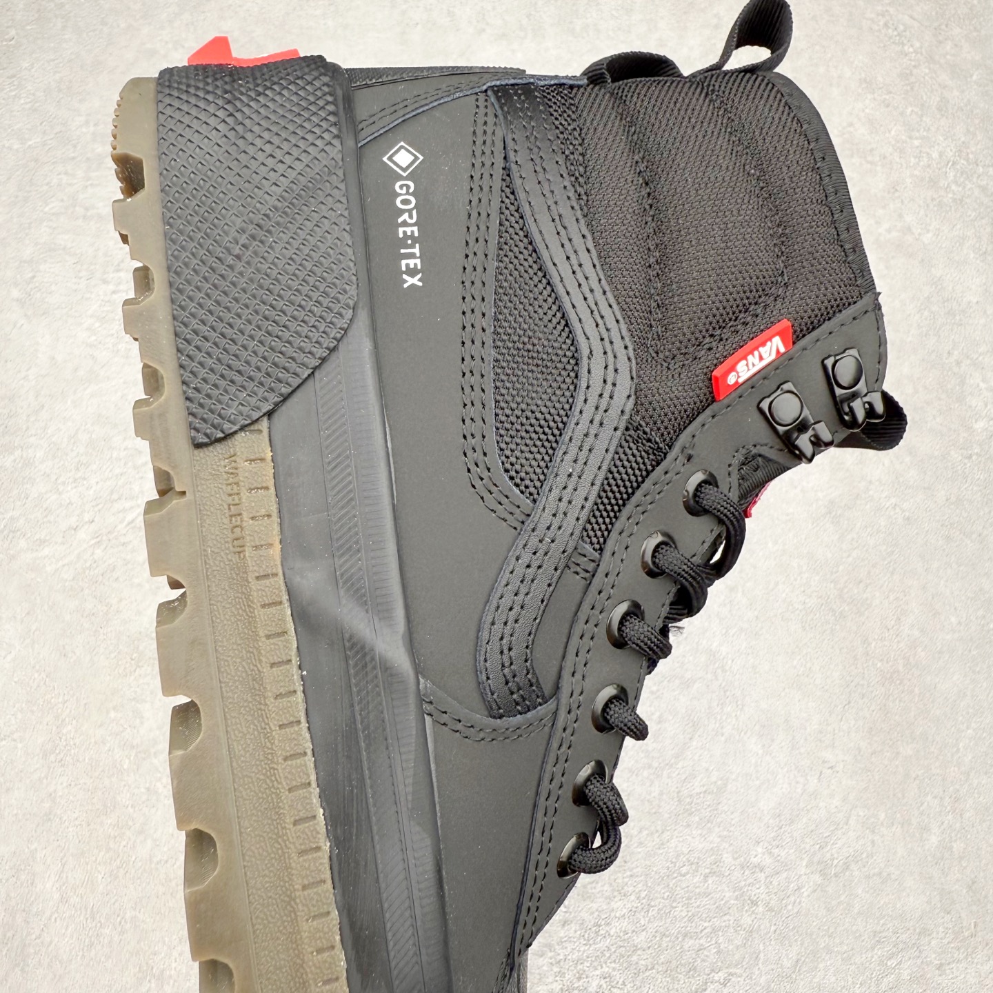 图片[6]-Vans SK8 Mte-3 Gore-Tex 户外靴 全新的Sk8-Hi GORE-TEX MTE-3 采用了最先进的专用全天候技术为户外活动等元素打造，将超过25 年的 Vans 滑雪靴历史和技术融入永恒、值得信赖的风格。MTE-3 功能集包括采用 Al-Trac™ 制成的 MTE-3 外底，这是一种 MTE 独有的全天候橡胶化合物，可通过改进的脚趾拾取和动态凸耳胎面提供显着改善的牵引力。MTE-3 GORE-TEX 防水包让您保持干爽，强大的 3M ThinsullateTM隔热包可用于寒冷天气的温度调节，让您保持温暖，带有 Ortholite®顶片的双密度。 尺码：36 37 38 39 40 41 42 43 44 45-选品中心