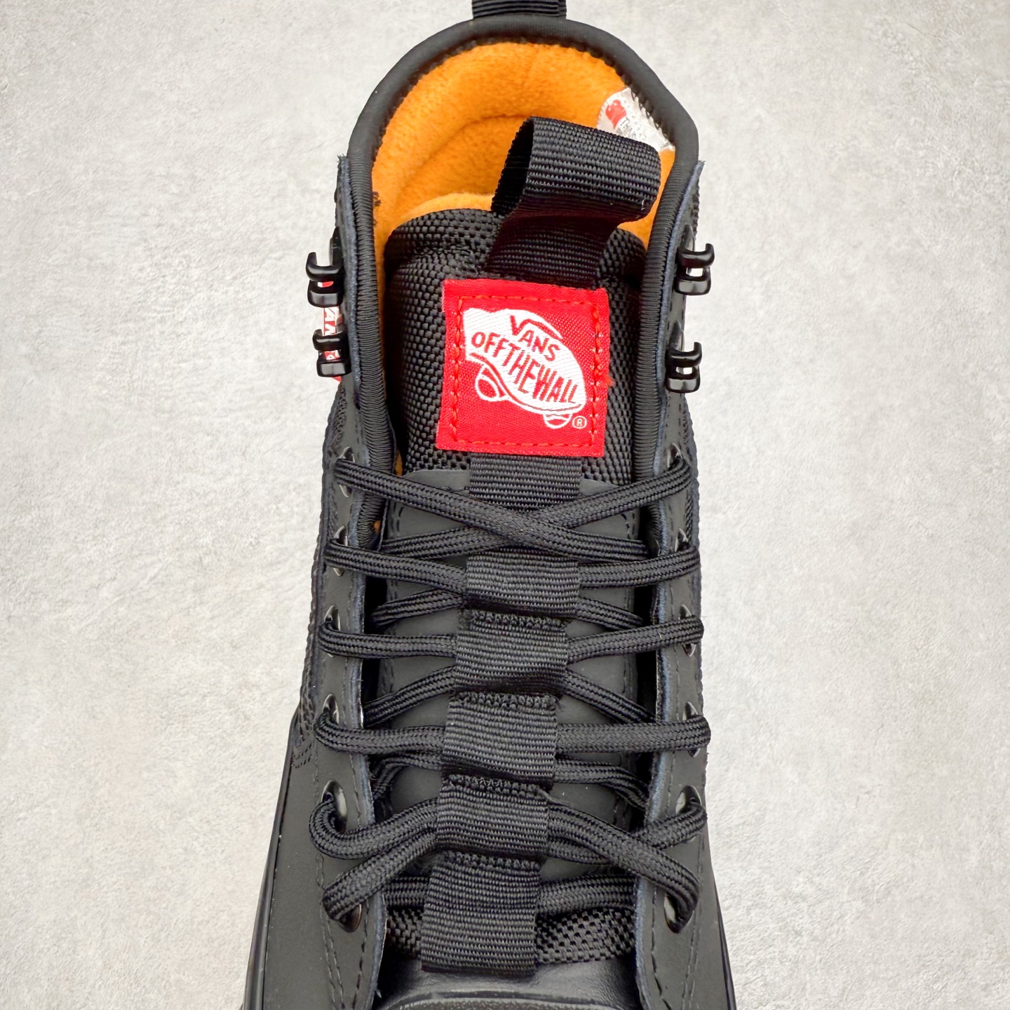 图片[5]-Vans SK8 Mte-3 Gore-Tex 户外靴 全新的Sk8-Hi GORE-TEX MTE-3 采用了最先进的专用全天候技术为户外活动等元素打造，将超过25 年的 Vans 滑雪靴历史和技术融入永恒、值得信赖的风格。MTE-3 功能集包括采用 Al-Trac™ 制成的 MTE-3 外底，这是一种 MTE 独有的全天候橡胶化合物，可通过改进的脚趾拾取和动态凸耳胎面提供显着改善的牵引力。MTE-3 GORE-TEX 防水包让您保持干爽，强大的 3M ThinsullateTM隔热包可用于寒冷天气的温度调节，让您保持温暖，带有 Ortholite®顶片的双密度。 尺码：36 37 38 39 40 41 42 43 44 45-选品中心