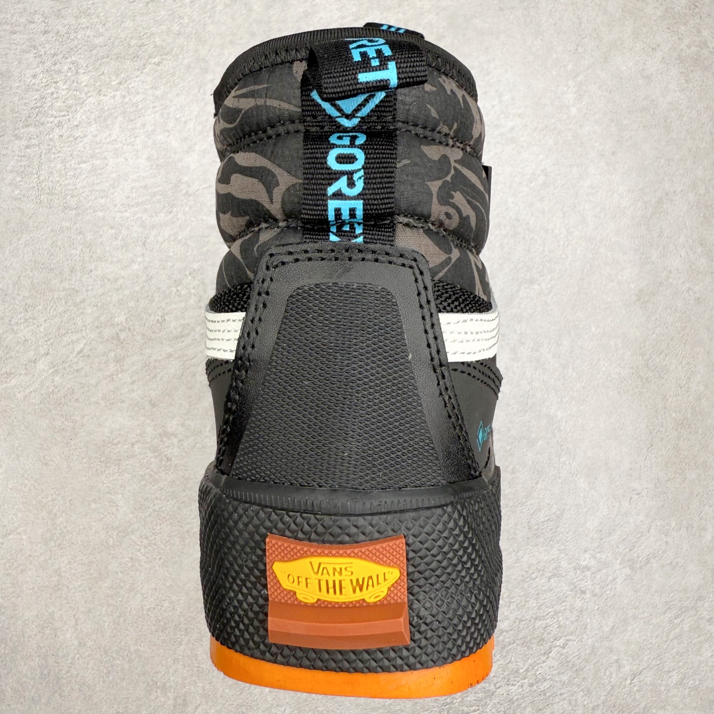 图片[8]-Vans SK8 Mte-3 Gore-Tex 户外靴 全新的Sk8-Hi GORE-TEX MTE-3 采用了最先进的专用全天候技术为户外活动等元素打造，将超过25 年的 Vans 滑雪靴历史和技术融入永恒、值得信赖的风格。MTE-3 功能集包括采用 Al-Trac™ 制成的 MTE-3 外底，这是一种 MTE 独有的全天候橡胶化合物，可通过改进的脚趾拾取和动态凸耳胎面提供显着改善的牵引力。MTE-3 GORE-TEX 防水包让您保持干爽，强大的 3M ThinsullateTM隔热包可用于寒冷天气的温度调节，让您保持温暖，带有 Ortholite®顶片的双密度。 尺码：36 37 38 39 40 41 42 43 44 45-选品中心
