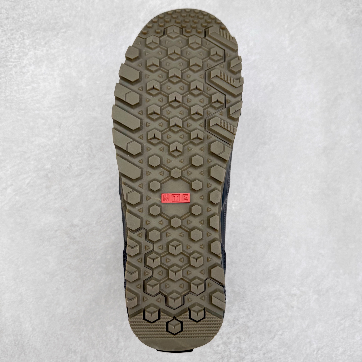 图片[9]-Vans SK8 Mte-3 Gore-Tex 户外靴 全新的Sk8-Hi GORE-TEX MTE-3 采用了最先进的专用全天候技术为户外活动等元素打造，将超过25 年的 Vans 滑雪靴历史和技术融入永恒、值得信赖的风格。MTE-3 功能集包括采用 Al-Trac™ 制成的 MTE-3 外底，这是一种 MTE 独有的全天候橡胶化合物，可通过改进的脚趾拾取和动态凸耳胎面提供显着改善的牵引力。MTE-3 GORE-TEX 防水包让您保持干爽，强大的 3M ThinsullateTM隔热包可用于寒冷天气的温度调节，让您保持温暖，带有 Ortholite®顶片的双密度。 尺码：36 37 38 39 40 41 42 43 44 45-选品中心