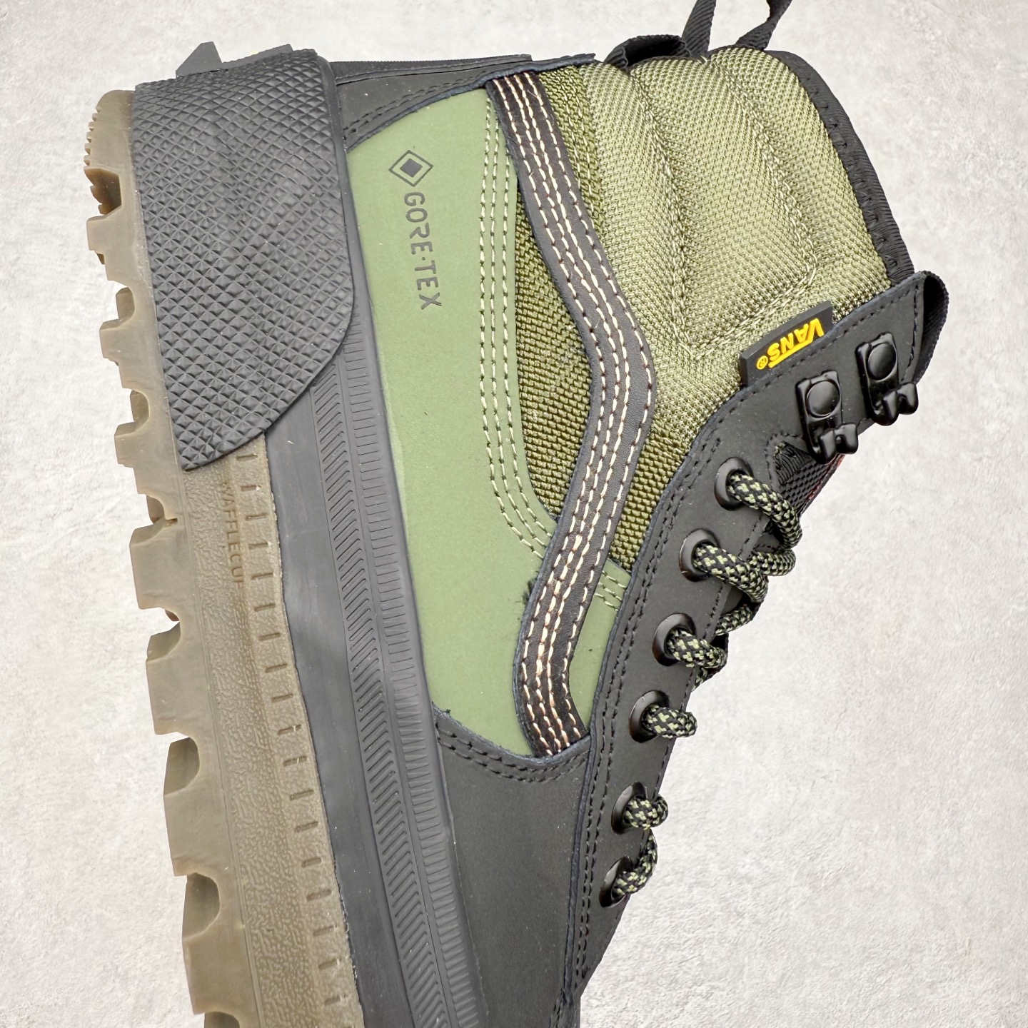 图片[6]-Vans SK8 Mte-3 Gore-Tex 户外靴 全新的Sk8-Hi GORE-TEX MTE-3 采用了最先进的专用全天候技术为户外活动等元素打造，将超过25 年的 Vans 滑雪靴历史和技术融入永恒、值得信赖的风格。MTE-3 功能集包括采用 Al-Trac™ 制成的 MTE-3 外底，这是一种 MTE 独有的全天候橡胶化合物，可通过改进的脚趾拾取和动态凸耳胎面提供显着改善的牵引力。MTE-3 GORE-TEX 防水包让您保持干爽，强大的 3M ThinsullateTM隔热包可用于寒冷天气的温度调节，让您保持温暖，带有 Ortholite®顶片的双密度。 尺码：36 37 38 39 40 41 42 43 44 45-选品中心