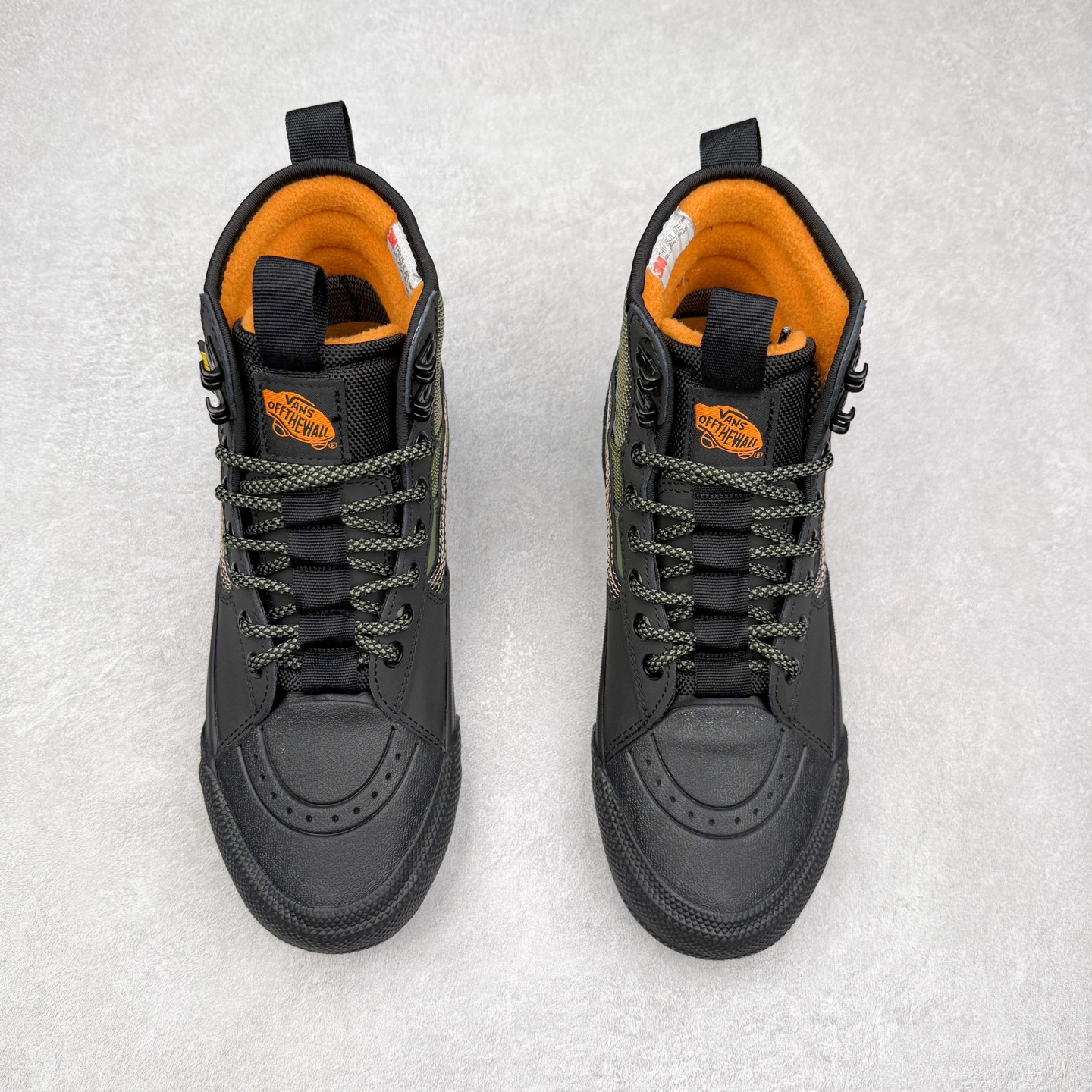 图片[2]-Vans SK8 Mte-3 Gore-Tex 户外靴 全新的Sk8-Hi GORE-TEX MTE-3 采用了最先进的专用全天候技术为户外活动等元素打造，将超过25 年的 Vans 滑雪靴历史和技术融入永恒、值得信赖的风格。MTE-3 功能集包括采用 Al-Trac™ 制成的 MTE-3 外底，这是一种 MTE 独有的全天候橡胶化合物，可通过改进的脚趾拾取和动态凸耳胎面提供显着改善的牵引力。MTE-3 GORE-TEX 防水包让您保持干爽，强大的 3M ThinsullateTM隔热包可用于寒冷天气的温度调节，让您保持温暖，带有 Ortholite®顶片的双密度。 尺码：36 37 38 39 40 41 42 43 44 45-选品中心