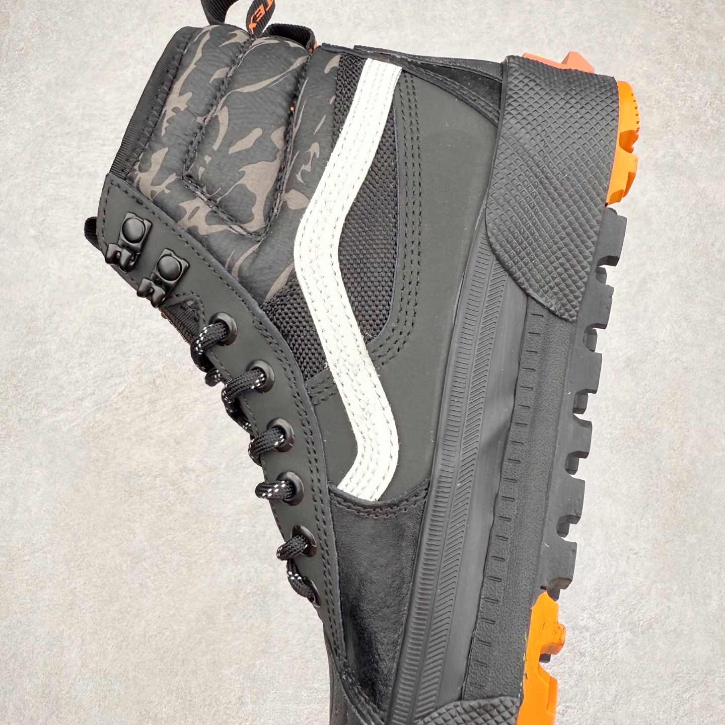 图片[7]-Vans SK8 Mte-3 Gore-Tex 户外靴 全新的Sk8-Hi GORE-TEX MTE-3 采用了最先进的专用全天候技术为户外活动等元素打造，将超过25 年的 Vans 滑雪靴历史和技术融入永恒、值得信赖的风格。MTE-3 功能集包括采用 Al-Trac™ 制成的 MTE-3 外底，这是一种 MTE 独有的全天候橡胶化合物，可通过改进的脚趾拾取和动态凸耳胎面提供显着改善的牵引力。MTE-3 GORE-TEX 防水包让您保持干爽，强大的 3M ThinsullateTM隔热包可用于寒冷天气的温度调节，让您保持温暖，带有 Ortholite®顶片的双密度。 尺码：36 37 38 39 40 41 42 43 44 45-选品中心
