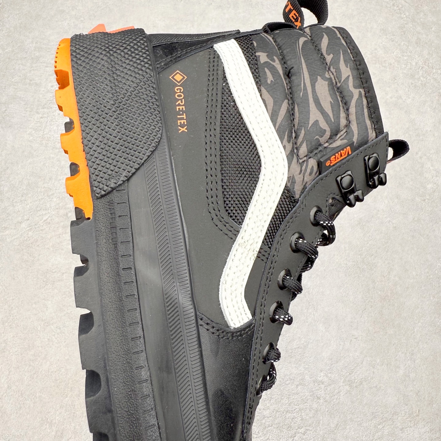 图片[6]-Vans SK8 Mte-3 Gore-Tex 户外靴 全新的Sk8-Hi GORE-TEX MTE-3 采用了最先进的专用全天候技术为户外活动等元素打造，将超过25 年的 Vans 滑雪靴历史和技术融入永恒、值得信赖的风格。MTE-3 功能集包括采用 Al-Trac™ 制成的 MTE-3 外底，这是一种 MTE 独有的全天候橡胶化合物，可通过改进的脚趾拾取和动态凸耳胎面提供显着改善的牵引力。MTE-3 GORE-TEX 防水包让您保持干爽，强大的 3M ThinsullateTM隔热包可用于寒冷天气的温度调节，让您保持温暖，带有 Ortholite®顶片的双密度。 尺码：36 37 38 39 40 41 42 43 44 45-选品中心