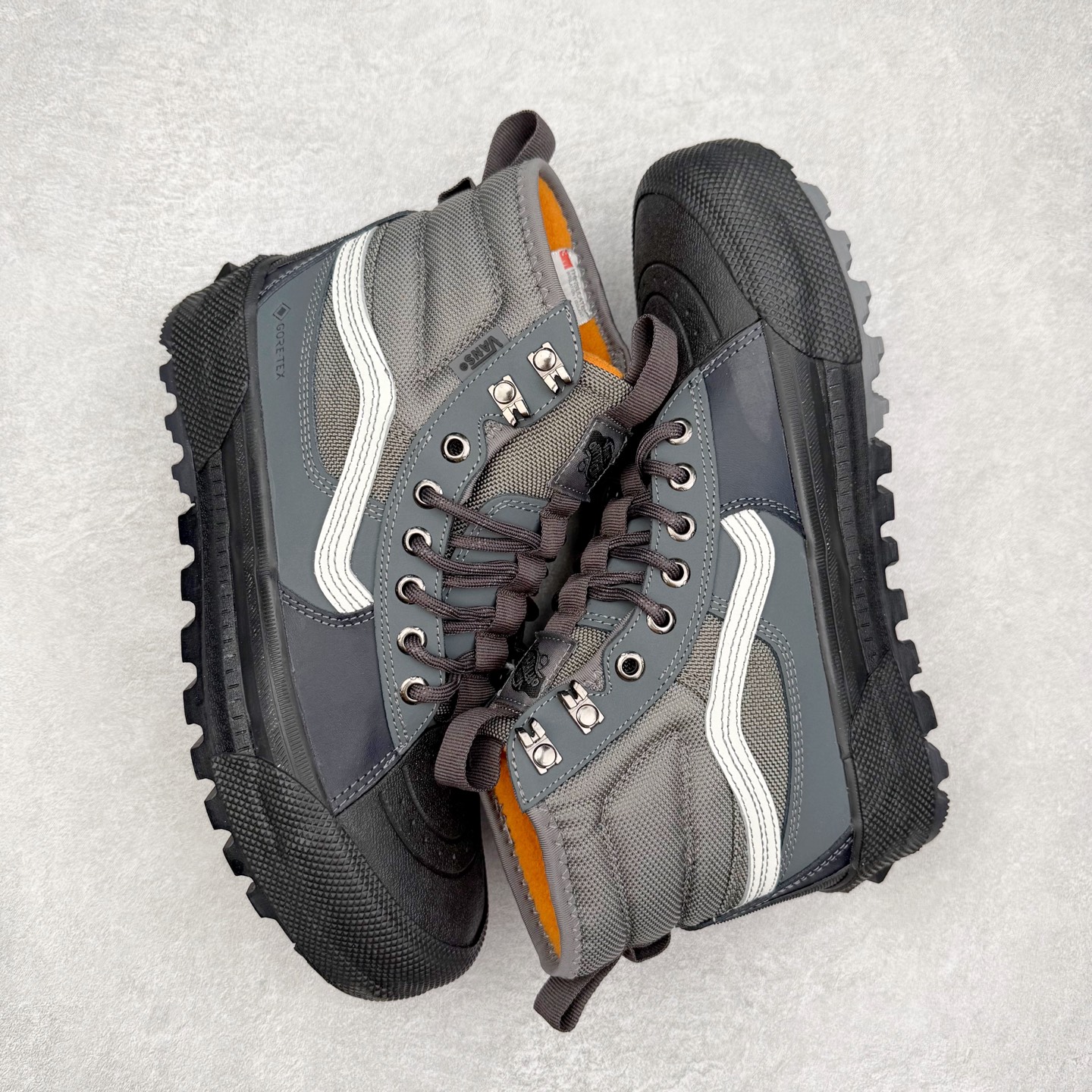 图片[3]-Vans SK8 Mte-3 Gore-Tex 户外靴 全新的Sk8-Hi GORE-TEX MTE-3 采用了最先进的专用全天候技术为户外活动等元素打造，将超过25 年的 Vans 滑雪靴历史和技术融入永恒、值得信赖的风格。MTE-3 功能集包括采用 Al-Trac™ 制成的 MTE-3 外底，这是一种 MTE 独有的全天候橡胶化合物，可通过改进的脚趾拾取和动态凸耳胎面提供显着改善的牵引力。MTE-3 GORE-TEX 防水包让您保持干爽，强大的 3M ThinsullateTM隔热包可用于寒冷天气的温度调节，让您保持温暖，带有 Ortholite®顶片的双密度。 尺码：36 37 38 39 40 41 42 43 44 45-选品中心