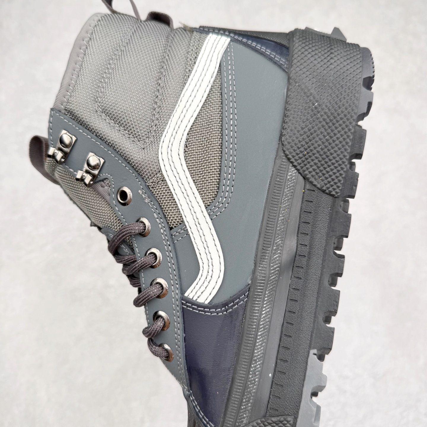 图片[7]-Vans SK8 Mte-3 Gore-Tex 户外靴 全新的Sk8-Hi GORE-TEX MTE-3 采用了最先进的专用全天候技术为户外活动等元素打造，将超过25 年的 Vans 滑雪靴历史和技术融入永恒、值得信赖的风格。MTE-3 功能集包括采用 Al-Trac™ 制成的 MTE-3 外底，这是一种 MTE 独有的全天候橡胶化合物，可通过改进的脚趾拾取和动态凸耳胎面提供显着改善的牵引力。MTE-3 GORE-TEX 防水包让您保持干爽，强大的 3M ThinsullateTM隔热包可用于寒冷天气的温度调节，让您保持温暖，带有 Ortholite®顶片的双密度。 尺码：36 37 38 39 40 41 42 43 44 45-选品中心