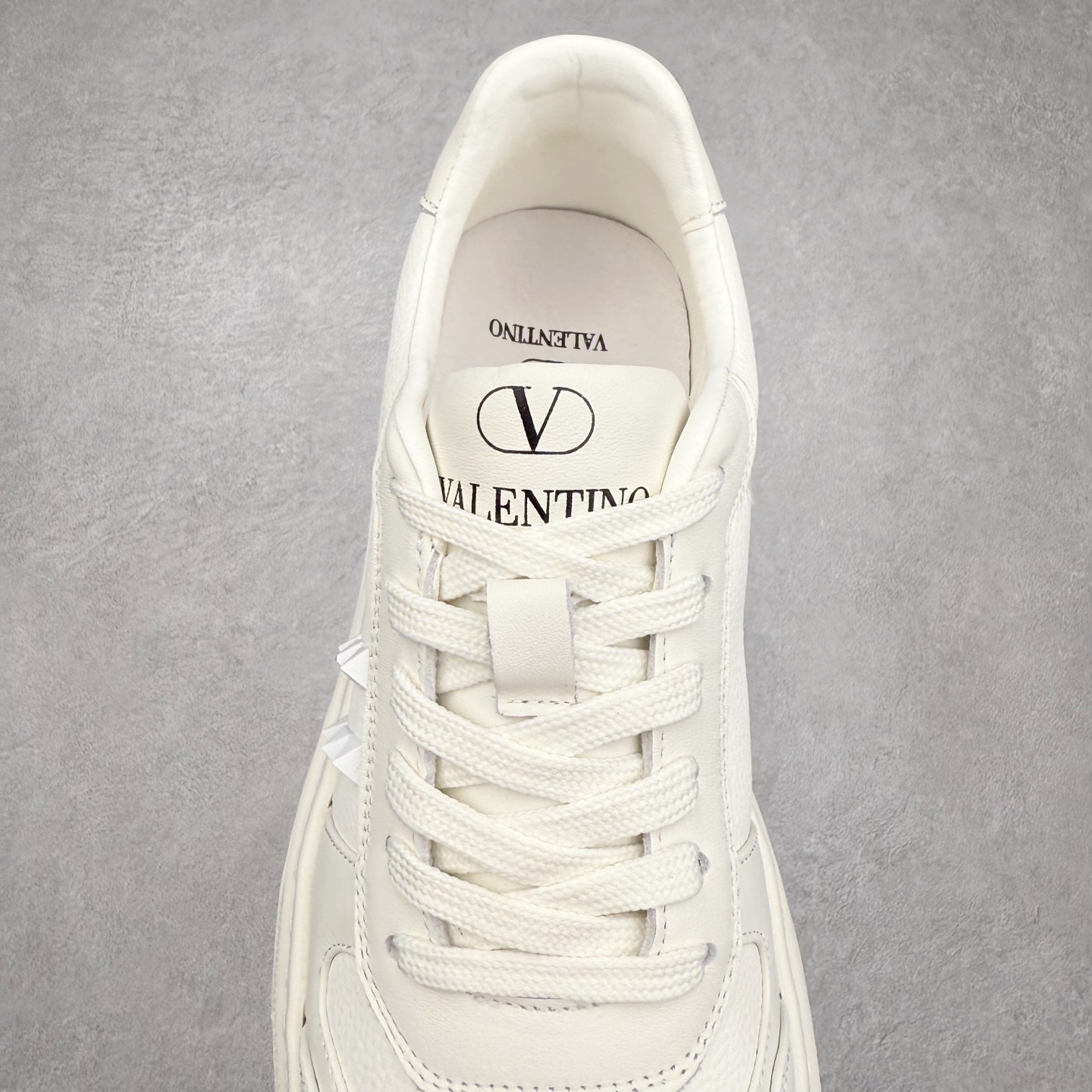 图片[5]-Valentino 华伦天奴 Rockstud untitled 厚底休闲铆钉小白鞋 明星同款 软羊皮低帮运动板鞋 经典百搭款绗缝格纹打造瞩目朋克风格 考究皮质构塑和简洁轮廓 流畅的线条奠定酷感基调 装饰质感橡胶效果 侧面铆钉装饰 穿出了不一样的随性和时髦 阿那亚大秀可谓是刷爆了时尚圈 鞋面全油边 面料：定制牛皮+独家开模橡胶发泡大底 轻便防滑耐磨 脚感舒适 款式耐看做工精细 全套包装 尺码：39 40 41 42 43 44（比运动鞋偏大一码）-选品中心