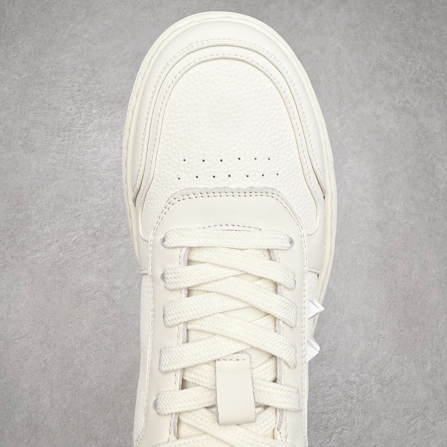 图片[4]-Valentino 华伦天奴 Rockstud untitled 厚底休闲铆钉小白鞋 明星同款 软羊皮低帮运动板鞋 经典百搭款绗缝格纹打造瞩目朋克风格 考究皮质构塑和简洁轮廓 流畅的线条奠定酷感基调 装饰质感橡胶效果 侧面铆钉装饰 穿出了不一样的随性和时髦 阿那亚大秀可谓是刷爆了时尚圈 鞋面全油边 面料：定制牛皮+独家开模橡胶发泡大底 轻便防滑耐磨 脚感舒适 款式耐看做工精细 全套包装 尺码：39 40 41 42 43 44（比运动鞋偏大一码）-选品中心