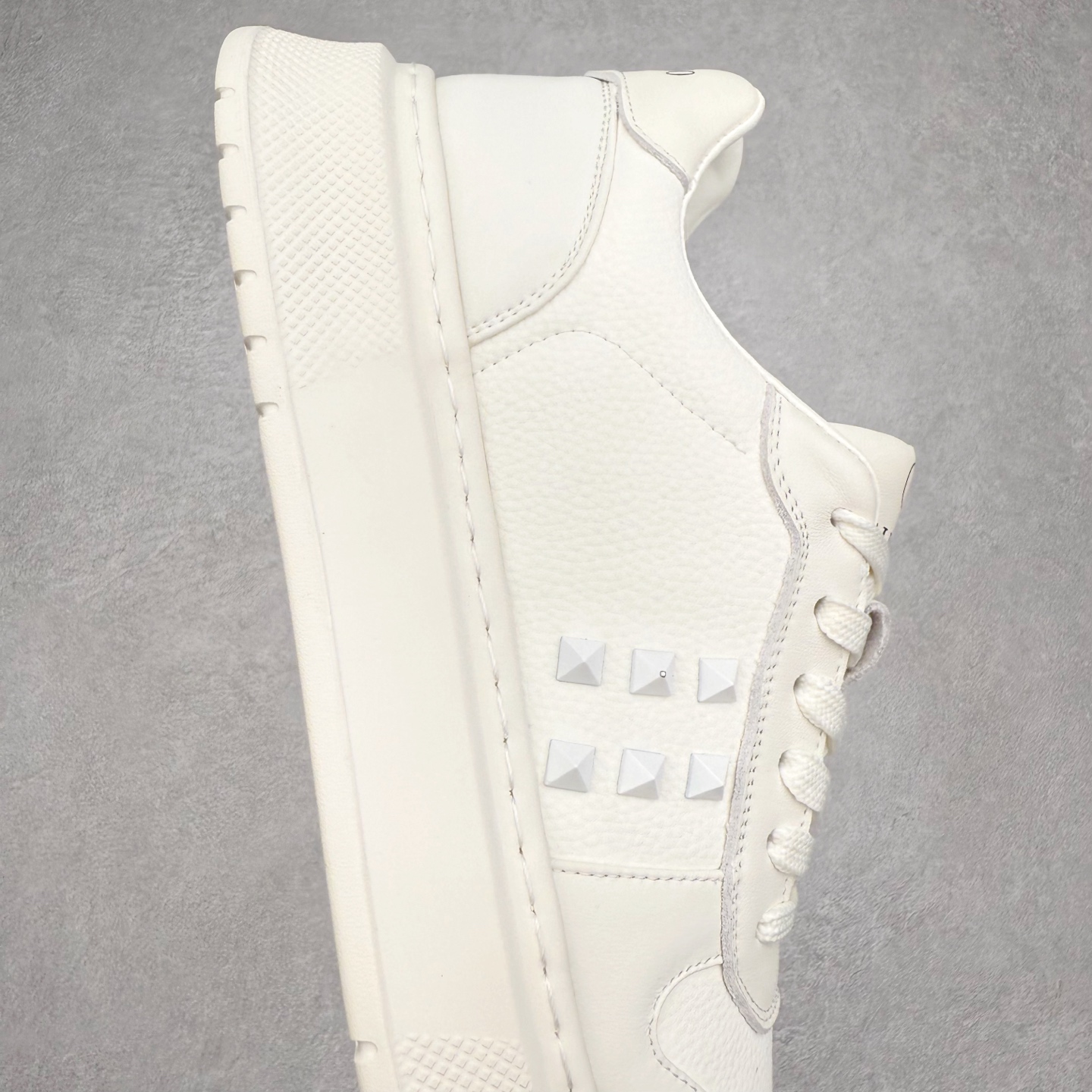 图片[6]-Valentino 华伦天奴 Rockstud untitled 厚底休闲铆钉小白鞋 明星同款 软羊皮低帮运动板鞋 经典百搭款绗缝格纹打造瞩目朋克风格 考究皮质构塑和简洁轮廓 流畅的线条奠定酷感基调 装饰质感橡胶效果 侧面铆钉装饰 穿出了不一样的随性和时髦 阿那亚大秀可谓是刷爆了时尚圈 鞋面全油边 面料：定制牛皮+独家开模橡胶发泡大底 轻便防滑耐磨 脚感舒适 款式耐看做工精细 全套包装 尺码：39 40 41 42 43 44（比运动鞋偏大一码）-选品中心