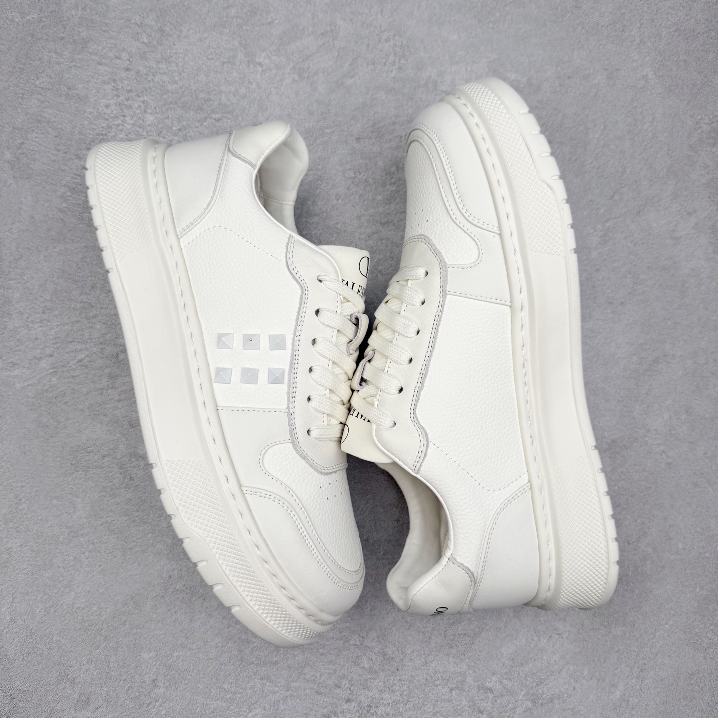 图片[3]-Valentino 华伦天奴 Rockstud untitled 厚底休闲铆钉小白鞋 明星同款 软羊皮低帮运动板鞋 经典百搭款绗缝格纹打造瞩目朋克风格 考究皮质构塑和简洁轮廓 流畅的线条奠定酷感基调 装饰质感橡胶效果 侧面铆钉装饰 穿出了不一样的随性和时髦 阿那亚大秀可谓是刷爆了时尚圈 鞋面全油边 面料：定制牛皮+独家开模橡胶发泡大底 轻便防滑耐磨 脚感舒适 款式耐看做工精细 全套包装 尺码：39 40 41 42 43 44（比运动鞋偏大一码）-选品中心