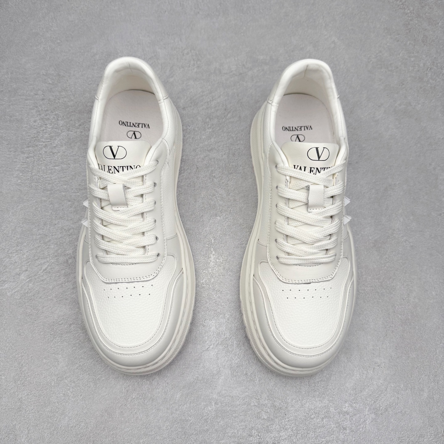 图片[2]-Valentino 华伦天奴 Rockstud untitled 厚底休闲铆钉小白鞋 明星同款 软羊皮低帮运动板鞋 经典百搭款绗缝格纹打造瞩目朋克风格 考究皮质构塑和简洁轮廓 流畅的线条奠定酷感基调 装饰质感橡胶效果 侧面铆钉装饰 穿出了不一样的随性和时髦 阿那亚大秀可谓是刷爆了时尚圈 鞋面全油边 面料：定制牛皮+独家开模橡胶发泡大底 轻便防滑耐磨 脚感舒适 款式耐看做工精细 全套包装 尺码：39 40 41 42 43 44（比运动鞋偏大一码）-选品中心