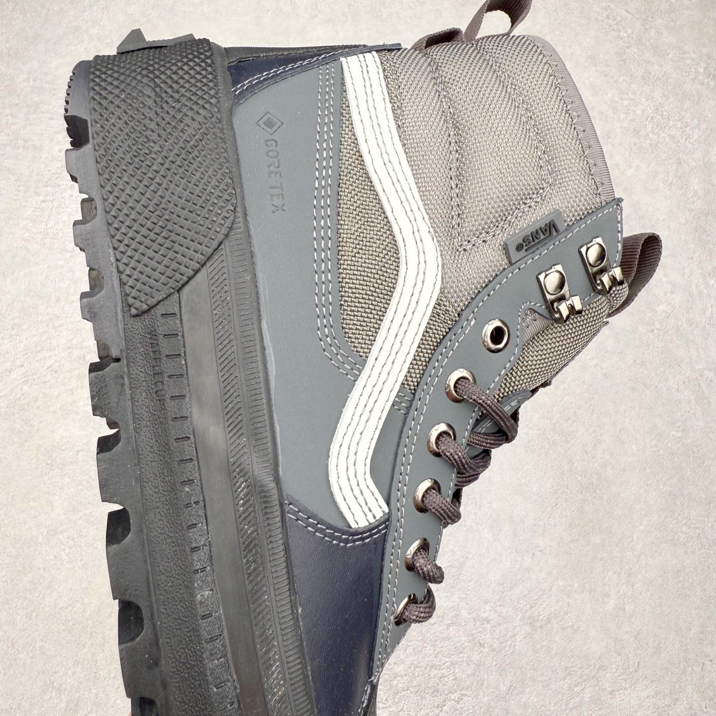 图片[6]-Vans SK8 Mte-3 Gore-Tex 户外靴 全新的Sk8-Hi GORE-TEX MTE-3 采用了最先进的专用全天候技术为户外活动等元素打造，将超过25 年的 Vans 滑雪靴历史和技术融入永恒、值得信赖的风格。MTE-3 功能集包括采用 Al-Trac™ 制成的 MTE-3 外底，这是一种 MTE 独有的全天候橡胶化合物，可通过改进的脚趾拾取和动态凸耳胎面提供显着改善的牵引力。MTE-3 GORE-TEX 防水包让您保持干爽，强大的 3M ThinsullateTM隔热包可用于寒冷天气的温度调节，让您保持温暖，带有 Ortholite®顶片的双密度。 尺码：36 37 38 39 40 41 42 43 44 45-选品中心