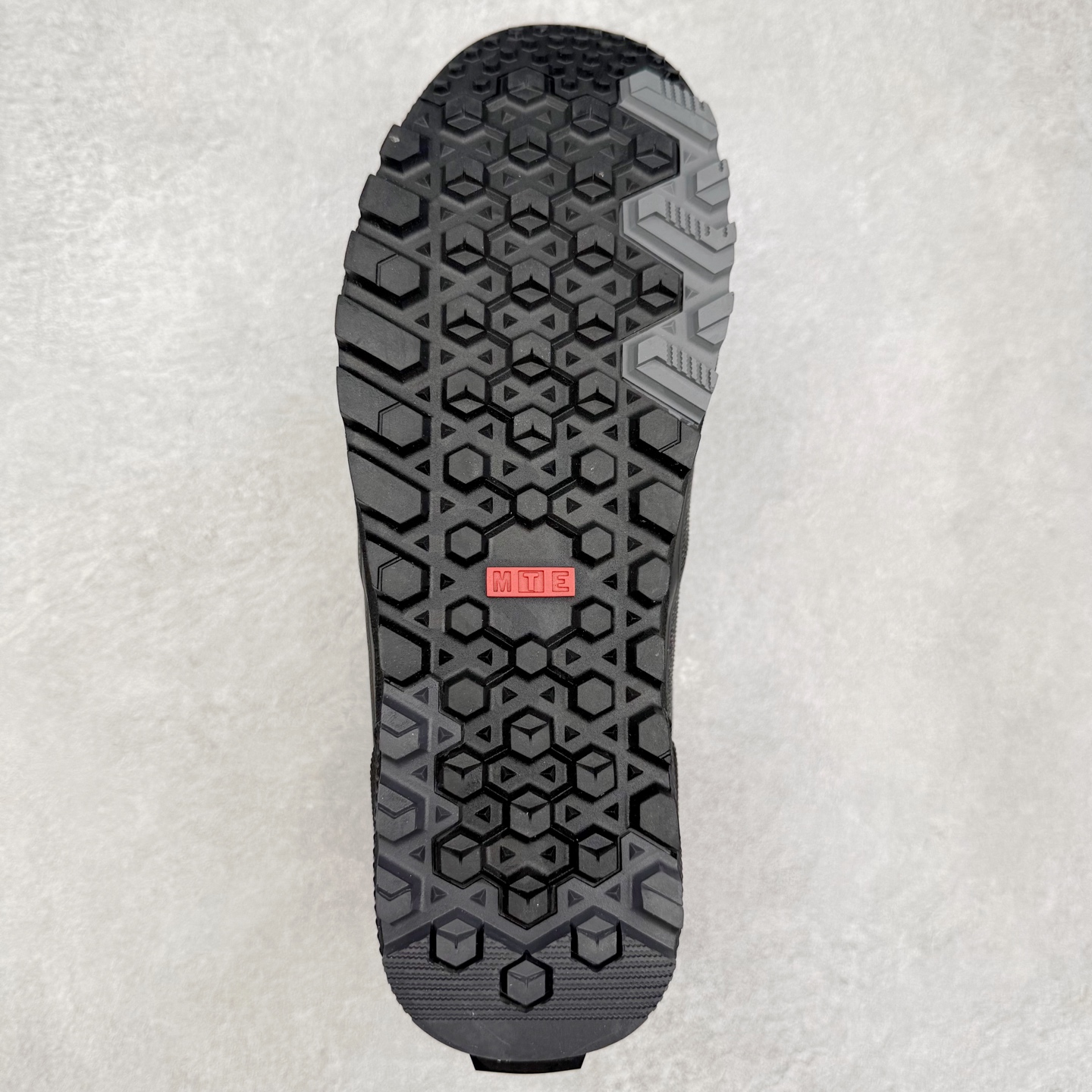 图片[9]-Vans SK8 Mte-3 Gore-Tex 户外靴 全新的Sk8-Hi GORE-TEX MTE-3 采用了最先进的专用全天候技术为户外活动等元素打造，将超过25 年的 Vans 滑雪靴历史和技术融入永恒、值得信赖的风格。MTE-3 功能集包括采用 Al-Trac™ 制成的 MTE-3 外底，这是一种 MTE 独有的全天候橡胶化合物，可通过改进的脚趾拾取和动态凸耳胎面提供显着改善的牵引力。MTE-3 GORE-TEX 防水包让您保持干爽，强大的 3M ThinsullateTM隔热包可用于寒冷天气的温度调节，让您保持温暖，带有 Ortholite®顶片的双密度。 尺码：36 37 38 39 40 41 42 43 44 45-选品中心