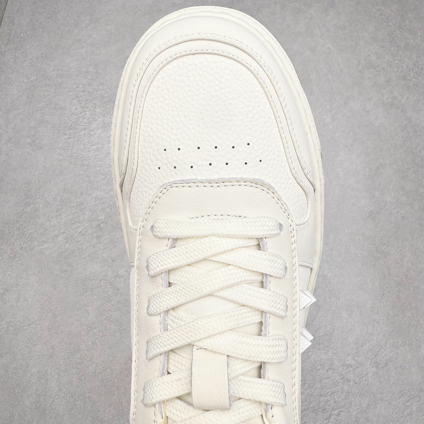图片[4]-Valentino 华伦天奴 Rockstud untitled 厚底休闲铆钉小白鞋 明星同款 软羊皮低帮运动板鞋 经典百搭款绗缝格纹打造瞩目朋克风格 考究皮质构塑和简洁轮廓 流畅的线条奠定酷感基调 装饰质感橡胶效果 侧面铆钉装饰 穿出了不一样的随性和时髦 阿那亚大秀可谓是刷爆了时尚圈 鞋面全油边 面料：定制牛皮+独家开模橡胶发泡大底 轻便防滑耐磨 脚感舒适 款式耐看做工精细 全套包装 尺码：39 40 41 42 43 44（比运动鞋偏大一码）-选品中心
