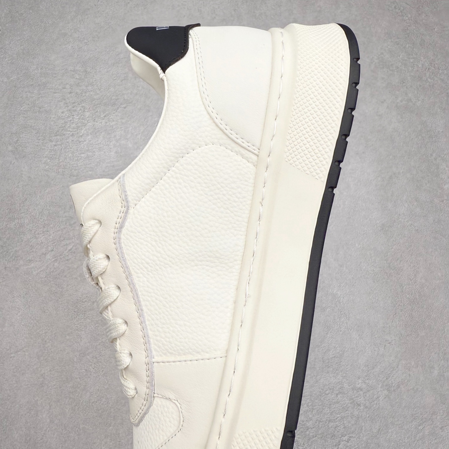 图片[7]-Valentino 华伦天奴 Rockstud untitled 厚底休闲铆钉小白鞋 明星同款 软羊皮低帮运动板鞋 经典百搭款绗缝格纹打造瞩目朋克风格 考究皮质构塑和简洁轮廓 流畅的线条奠定酷感基调 装饰质感橡胶效果 侧面铆钉装饰 穿出了不一样的随性和时髦 阿那亚大秀可谓是刷爆了时尚圈 鞋面全油边 面料：定制牛皮+独家开模橡胶发泡大底 轻便防滑耐磨 脚感舒适 款式耐看做工精细 全套包装 尺码：39 40 41 42 43 44（比运动鞋偏大一码）-选品中心