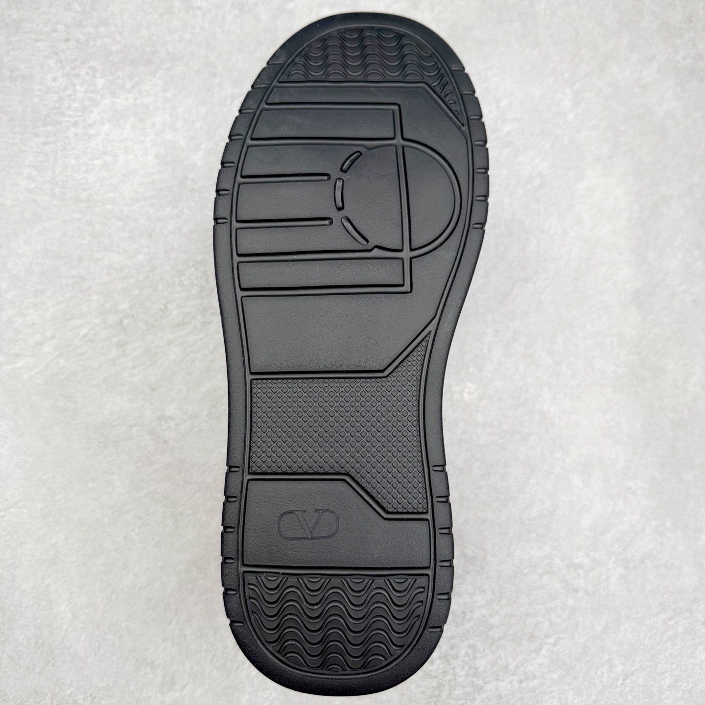 图片[9]-Valentino 华伦天奴 Rockstud untitled 厚底休闲铆钉小白鞋 明星同款 软羊皮低帮运动板鞋 经典百搭款绗缝格纹打造瞩目朋克风格 考究皮质构塑和简洁轮廓 流畅的线条奠定酷感基调 装饰质感橡胶效果 侧面铆钉装饰 穿出了不一样的随性和时髦 阿那亚大秀可谓是刷爆了时尚圈 鞋面全油边 面料：定制牛皮+独家开模橡胶发泡大底 轻便防滑耐磨 脚感舒适 款式耐看做工精细 全套包装 尺码：39 40 41 42 43 44（比运动鞋偏大一码）-选品中心