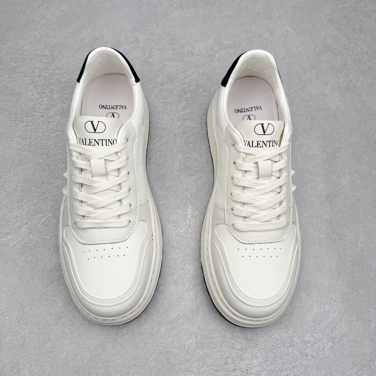 图片[2]-Valentino 华伦天奴 Rockstud untitled 厚底休闲铆钉小白鞋 明星同款 软羊皮低帮运动板鞋 经典百搭款绗缝格纹打造瞩目朋克风格 考究皮质构塑和简洁轮廓 流畅的线条奠定酷感基调 装饰质感橡胶效果 侧面铆钉装饰 穿出了不一样的随性和时髦 阿那亚大秀可谓是刷爆了时尚圈 鞋面全油边 面料：定制牛皮+独家开模橡胶发泡大底 轻便防滑耐磨 脚感舒适 款式耐看做工精细 全套包装 尺码：39 40 41 42 43 44（比运动鞋偏大一码）-选品中心