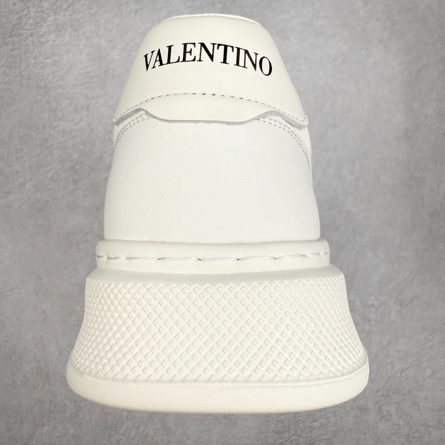 图片[8]-Valentino 华伦天奴 Rockstud untitled 厚底休闲铆钉小白鞋 明星同款 软羊皮低帮运动板鞋 经典百搭款绗缝格纹打造瞩目朋克风格 考究皮质构塑和简洁轮廓 流畅的线条奠定酷感基调 装饰质感橡胶效果 侧面铆钉装饰 穿出了不一样的随性和时髦 阿那亚大秀可谓是刷爆了时尚圈 鞋面全油边 面料：定制牛皮+独家开模橡胶发泡大底 轻便防滑耐磨 脚感舒适 款式耐看做工精细 全套包装 尺码：39 40 41 42 43 44（比运动鞋偏大一码）-选品中心