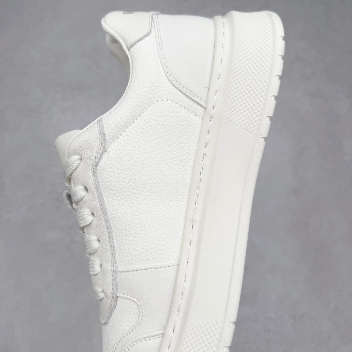 图片[7]-Valentino 华伦天奴 Rockstud untitled 厚底休闲铆钉小白鞋 明星同款 软羊皮低帮运动板鞋 经典百搭款绗缝格纹打造瞩目朋克风格 考究皮质构塑和简洁轮廓 流畅的线条奠定酷感基调 装饰质感橡胶效果 侧面铆钉装饰 穿出了不一样的随性和时髦 阿那亚大秀可谓是刷爆了时尚圈 鞋面全油边 面料：定制牛皮+独家开模橡胶发泡大底 轻便防滑耐磨 脚感舒适 款式耐看做工精细 全套包装 尺码：39 40 41 42 43 44（比运动鞋偏大一码）-选品中心