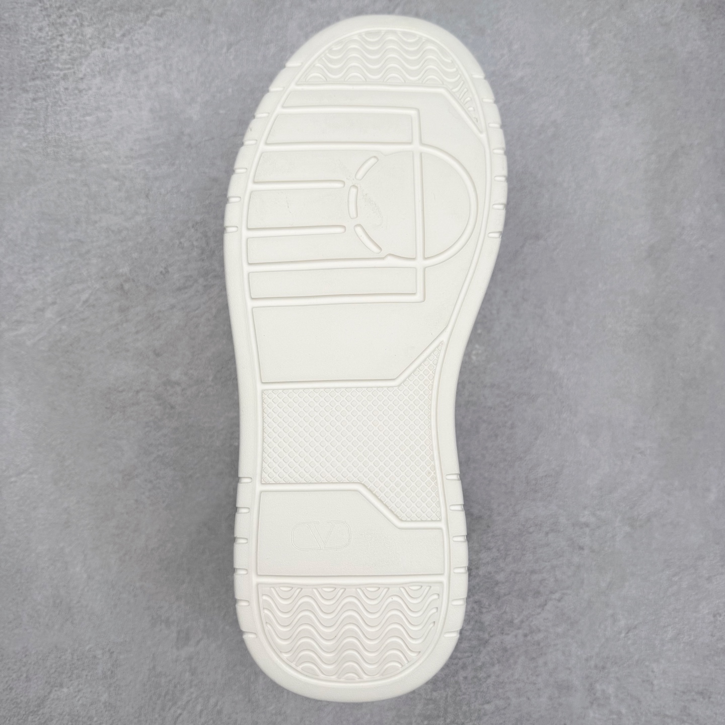 图片[9]-Valentino 华伦天奴 Rockstud untitled 厚底休闲铆钉小白鞋 明星同款 软羊皮低帮运动板鞋 经典百搭款绗缝格纹打造瞩目朋克风格 考究皮质构塑和简洁轮廓 流畅的线条奠定酷感基调 装饰质感橡胶效果 侧面铆钉装饰 穿出了不一样的随性和时髦 阿那亚大秀可谓是刷爆了时尚圈 鞋面全油边 面料：定制牛皮+独家开模橡胶发泡大底 轻便防滑耐磨 脚感舒适 款式耐看做工精细 全套包装 尺码：39 40 41 42 43 44（比运动鞋偏大一码）-选品中心