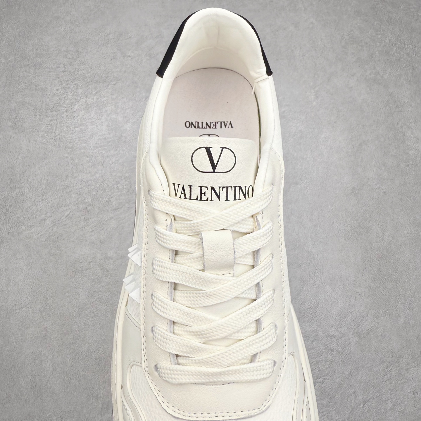 图片[5]-Valentino 华伦天奴 Rockstud untitled 厚底休闲铆钉小白鞋 明星同款 软羊皮低帮运动板鞋 经典百搭款绗缝格纹打造瞩目朋克风格 考究皮质构塑和简洁轮廓 流畅的线条奠定酷感基调 装饰质感橡胶效果 侧面铆钉装饰 穿出了不一样的随性和时髦 阿那亚大秀可谓是刷爆了时尚圈 鞋面全油边 面料：定制牛皮+独家开模橡胶发泡大底 轻便防滑耐磨 脚感舒适 款式耐看做工精细 全套包装 尺码：39 40 41 42 43 44（比运动鞋偏大一码）-选品中心