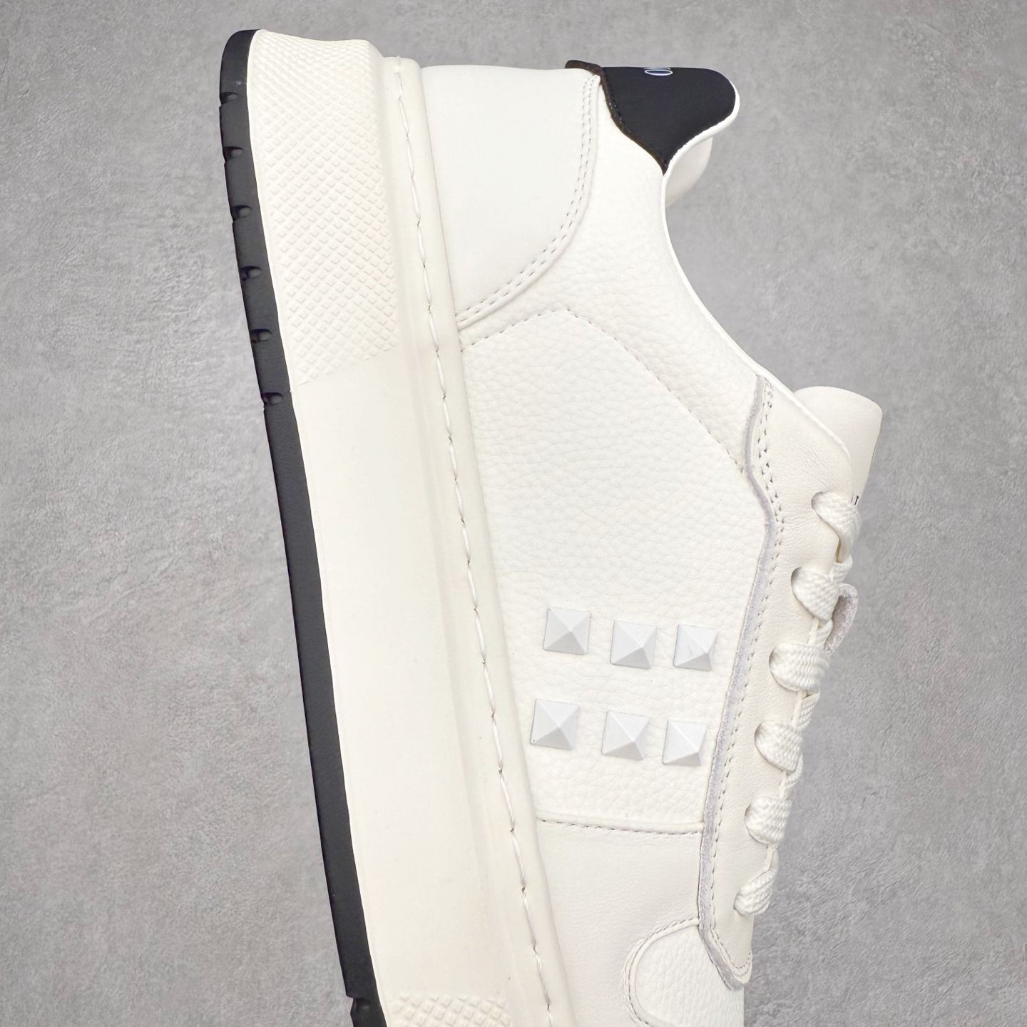 图片[6]-Valentino 华伦天奴 Rockstud untitled 厚底休闲铆钉小白鞋 明星同款 软羊皮低帮运动板鞋 经典百搭款绗缝格纹打造瞩目朋克风格 考究皮质构塑和简洁轮廓 流畅的线条奠定酷感基调 装饰质感橡胶效果 侧面铆钉装饰 穿出了不一样的随性和时髦 阿那亚大秀可谓是刷爆了时尚圈 鞋面全油边 面料：定制牛皮+独家开模橡胶发泡大底 轻便防滑耐磨 脚感舒适 款式耐看做工精细 全套包装 尺码：39 40 41 42 43 44（比运动鞋偏大一码）-选品中心