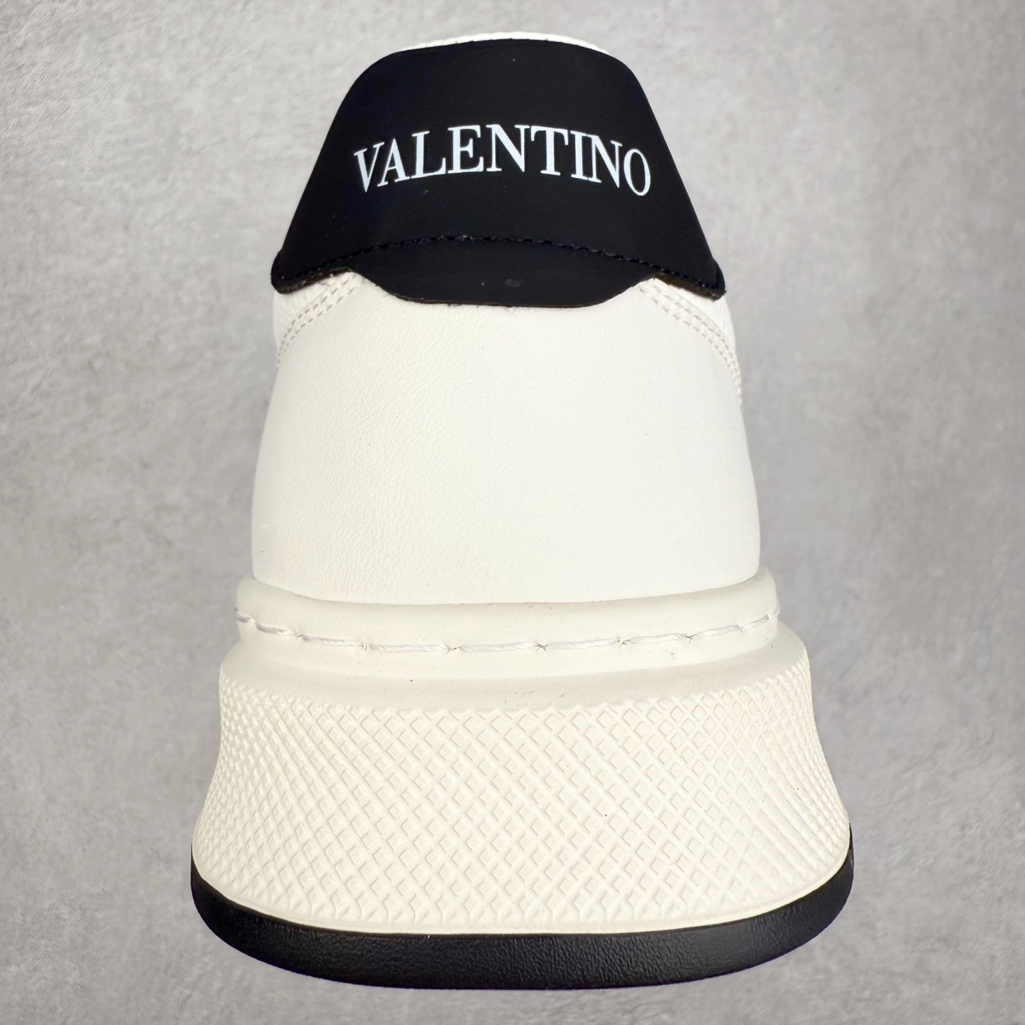 图片[8]-Valentino 华伦天奴 Rockstud untitled 厚底休闲铆钉小白鞋 明星同款 软羊皮低帮运动板鞋 经典百搭款绗缝格纹打造瞩目朋克风格 考究皮质构塑和简洁轮廓 流畅的线条奠定酷感基调 装饰质感橡胶效果 侧面铆钉装饰 穿出了不一样的随性和时髦 阿那亚大秀可谓是刷爆了时尚圈 鞋面全油边 面料：定制牛皮+独家开模橡胶发泡大底 轻便防滑耐磨 脚感舒适 款式耐看做工精细 全套包装 尺码：39 40 41 42 43 44（比运动鞋偏大一码）-选品中心