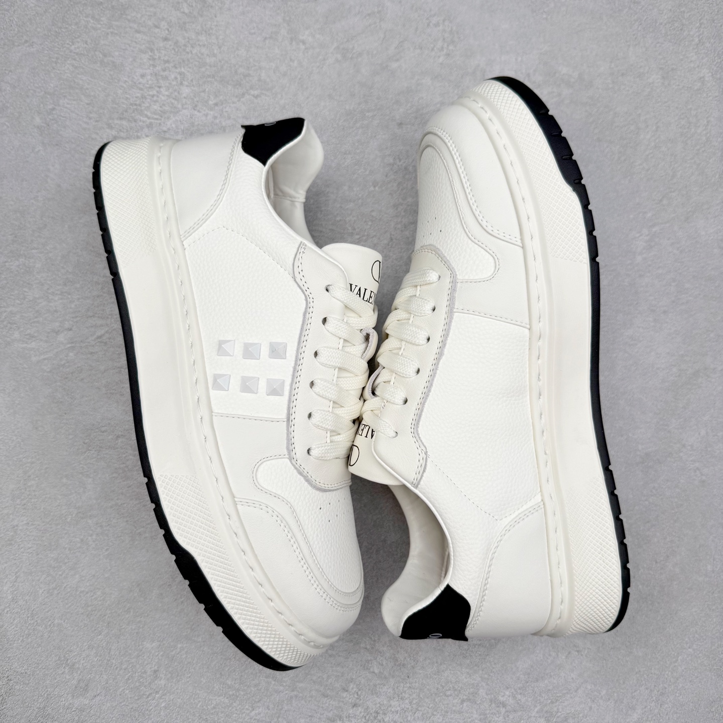 图片[3]-Valentino 华伦天奴 Rockstud untitled 厚底休闲铆钉小白鞋 明星同款 软羊皮低帮运动板鞋 经典百搭款绗缝格纹打造瞩目朋克风格 考究皮质构塑和简洁轮廓 流畅的线条奠定酷感基调 装饰质感橡胶效果 侧面铆钉装饰 穿出了不一样的随性和时髦 阿那亚大秀可谓是刷爆了时尚圈 鞋面全油边 面料：定制牛皮+独家开模橡胶发泡大底 轻便防滑耐磨 脚感舒适 款式耐看做工精细 全套包装 尺码：39 40 41 42 43 44（比运动鞋偏大一码）-选品中心