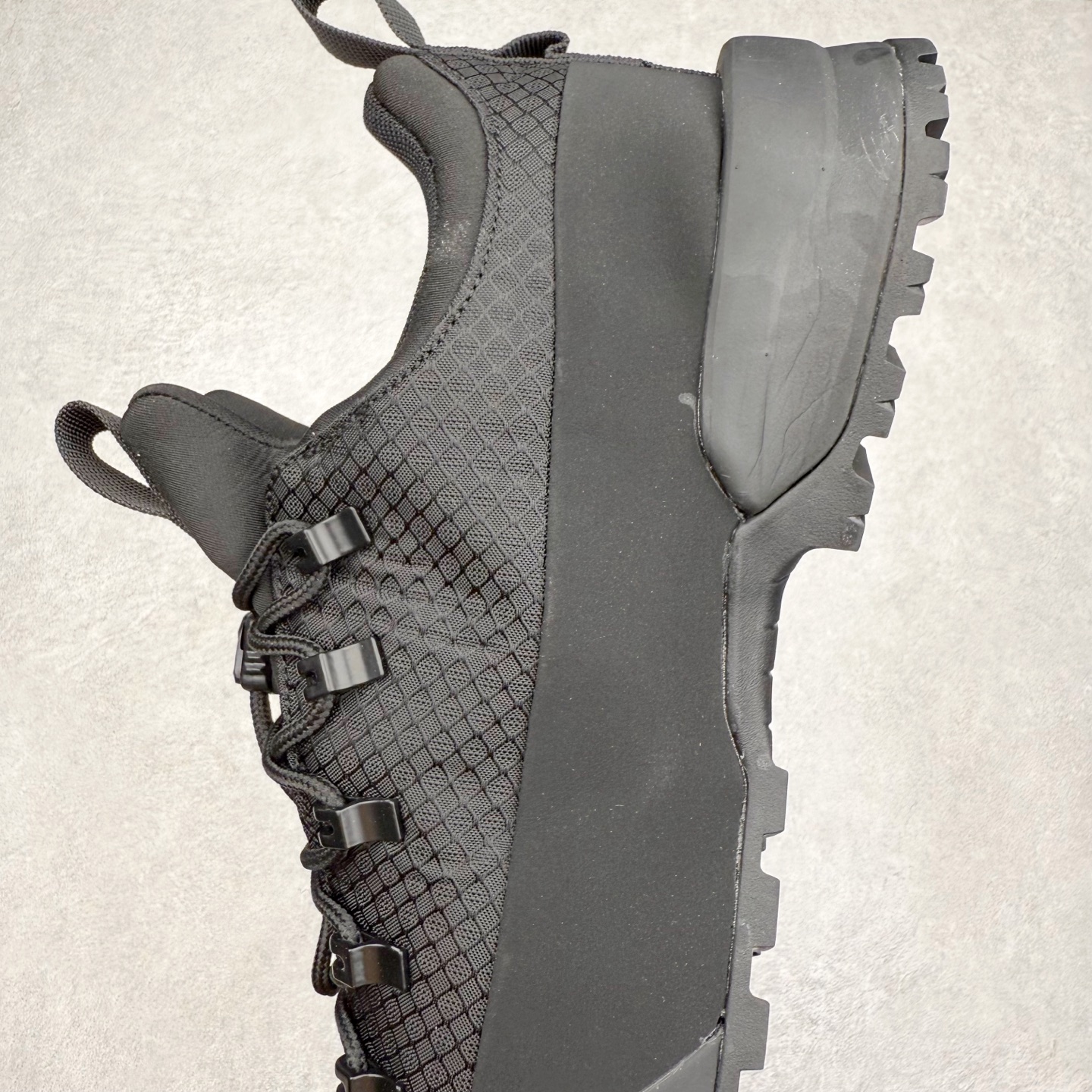 图片[7]-The North Face 北面乐斯菲斯户外运动休闲登山鞋越野徒步鞋 广东大厂品质 面料采用进口磨砂牛皮 鞋底采用Vibram黄金大底 专门为鞋底设计的橡胶以出色的耐磨性 良好的防滑性或得不少户外运动爱好者的喜欢 专业户外登山品牌（北面）The North Face自1966年创立，由两位热爱登山徒步的年轻登山者于美西旧金山开创，不断透过研发与创新，并且将最先进的技术结合在服装与鞋款设计，生产多种外型帅气且专业能力非常强的户外运动装备而备受欢迎。尺码：39-45（运动鞋码）-选品中心