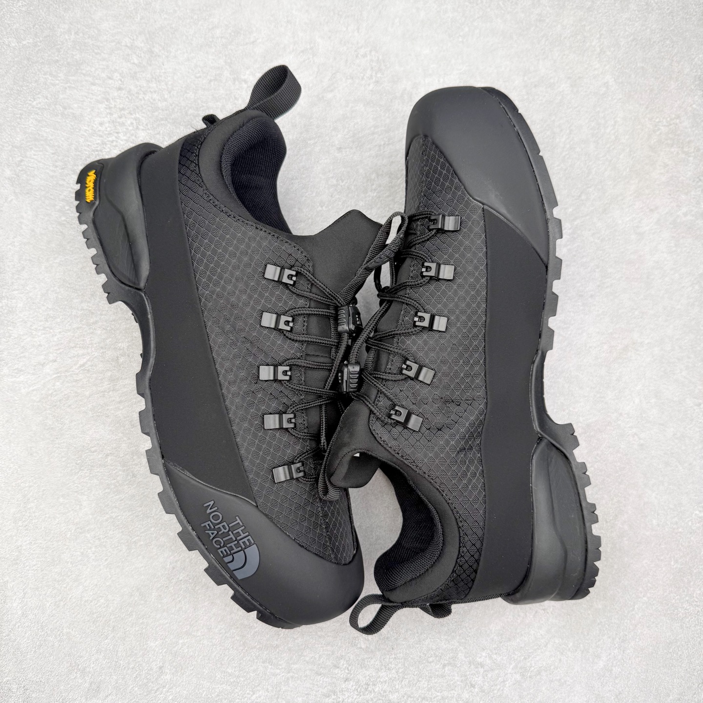 图片[3]-The North Face 北面乐斯菲斯户外运动休闲登山鞋越野徒步鞋 广东大厂品质 面料采用进口磨砂牛皮 鞋底采用Vibram黄金大底 专门为鞋底设计的橡胶以出色的耐磨性 良好的防滑性或得不少户外运动爱好者的喜欢 专业户外登山品牌（北面）The North Face自1966年创立，由两位热爱登山徒步的年轻登山者于美西旧金山开创，不断透过研发与创新，并且将最先进的技术结合在服装与鞋款设计，生产多种外型帅气且专业能力非常强的户外运动装备而备受欢迎。尺码：39-45（运动鞋码）-选品中心