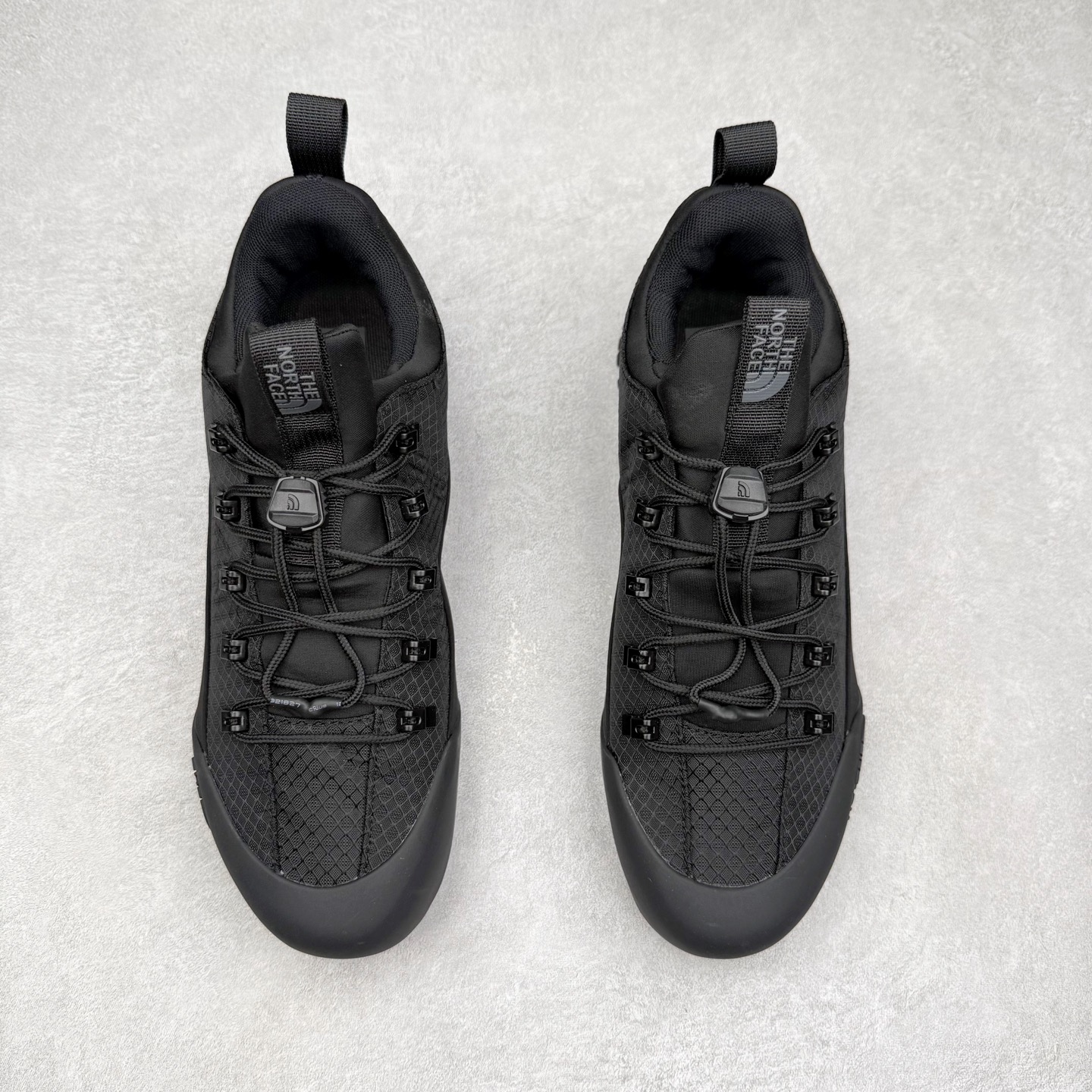 图片[2]-The North Face 北面乐斯菲斯户外运动休闲登山鞋越野徒步鞋 广东大厂品质 面料采用进口磨砂牛皮 鞋底采用Vibram黄金大底 专门为鞋底设计的橡胶以出色的耐磨性 良好的防滑性或得不少户外运动爱好者的喜欢 专业户外登山品牌（北面）The North Face自1966年创立，由两位热爱登山徒步的年轻登山者于美西旧金山开创，不断透过研发与创新，并且将最先进的技术结合在服装与鞋款设计，生产多种外型帅气且专业能力非常强的户外运动装备而备受欢迎。尺码：39-45（运动鞋码）-选品中心