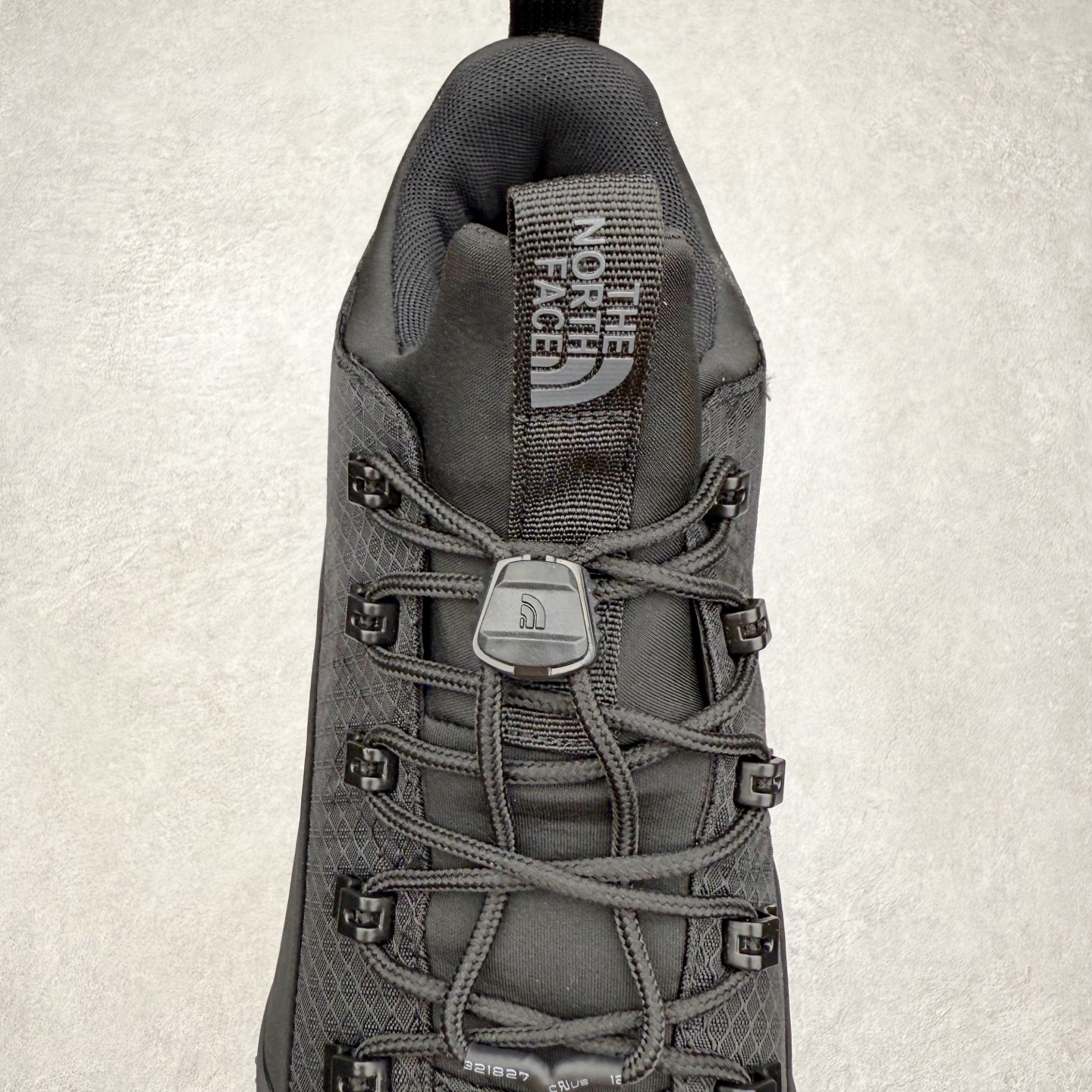 图片[5]-The North Face 北面乐斯菲斯户外运动休闲登山鞋越野徒步鞋 广东大厂品质 面料采用进口磨砂牛皮 鞋底采用Vibram黄金大底 专门为鞋底设计的橡胶以出色的耐磨性 良好的防滑性或得不少户外运动爱好者的喜欢 专业户外登山品牌（北面）The North Face自1966年创立，由两位热爱登山徒步的年轻登山者于美西旧金山开创，不断透过研发与创新，并且将最先进的技术结合在服装与鞋款设计，生产多种外型帅气且专业能力非常强的户外运动装备而备受欢迎。尺码：39-45（运动鞋码）-选品中心