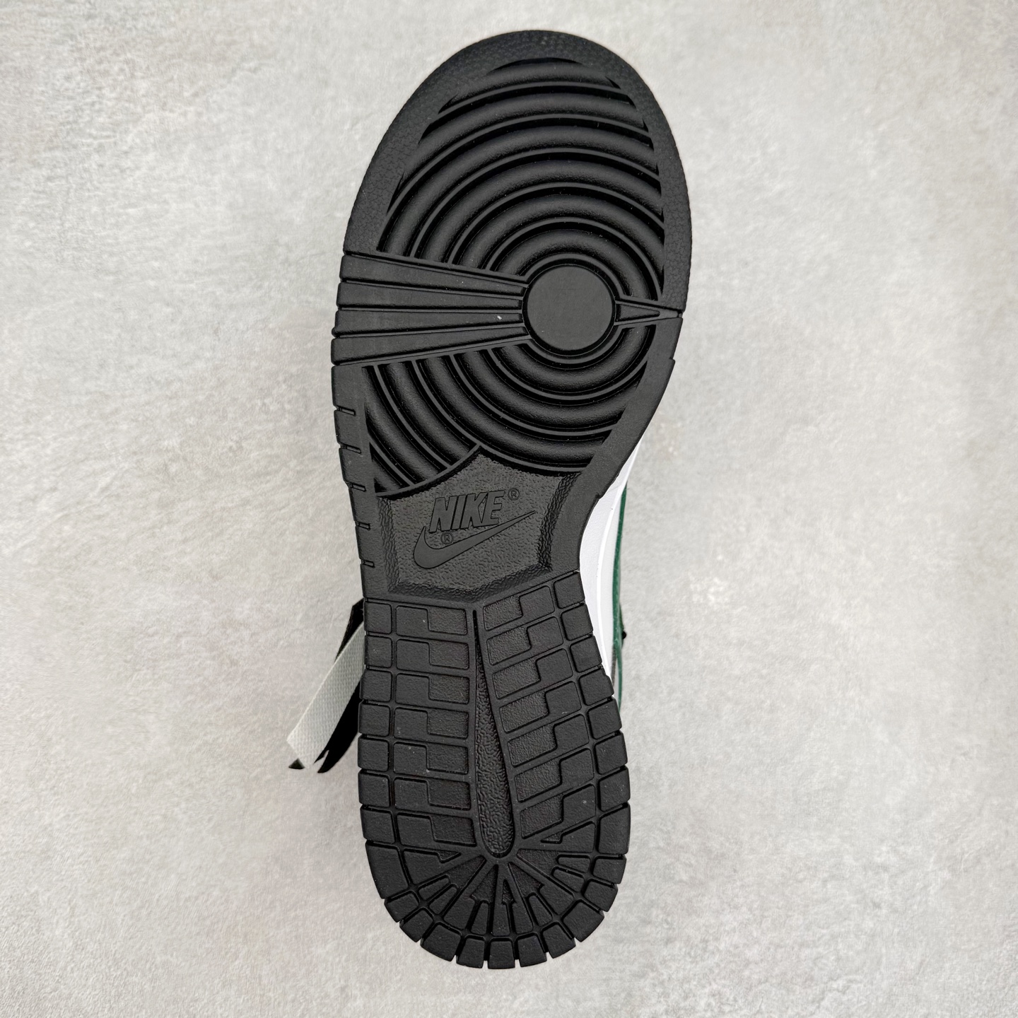 图片[9]-NK Dunk Low DD1391-100 定制系列天花板 无原鞋不开发 全系列得物原鞋一比一校对开发 配色持续更新中 终端对接 优势输出 全套原厂楦头原纸板数据档案倾力打造 原汁原味莞产 极致还原 圈内最强针车工艺 高端零售指定版 广东原厂配套原盒原标 鞋盒分三个尺码段 原厂冲刀 超高清洁度 全鞋零毛边皮料切割 采用原厂百宏鞋带以及原厂百宏织唛舌标 内标可供原厂几率过验 进口原装条纹中底布 四线拉帮白色点胶 原厂拉帮手法遵循公司 原厂电绣 极致还原 尺码：36 36.5 37.5 38 38.5 39 40 40.5 41 42 42.5 43 44 44.5 45 46-选品中心