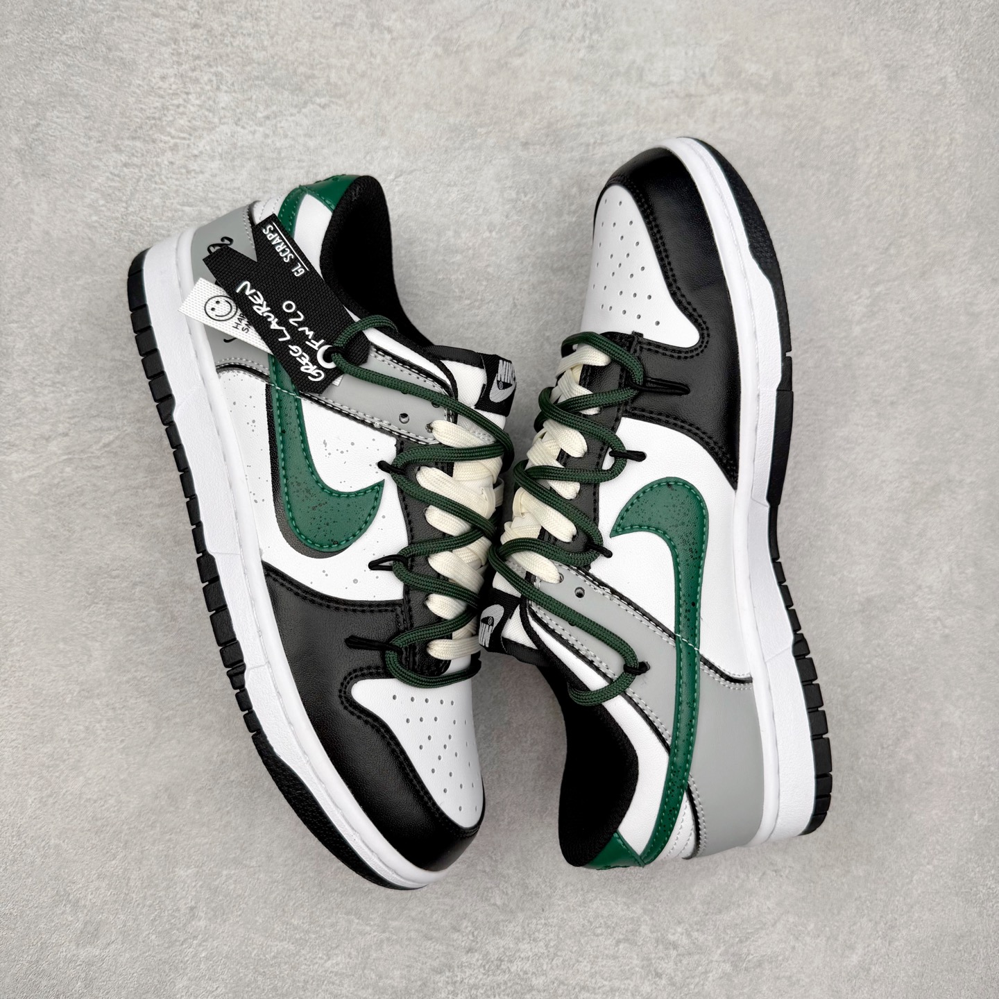 图片[3]-NK Dunk Low DD1391-100 定制系列天花板 无原鞋不开发 全系列得物原鞋一比一校对开发 配色持续更新中 终端对接 优势输出 全套原厂楦头原纸板数据档案倾力打造 原汁原味莞产 极致还原 圈内最强针车工艺 高端零售指定版 广东原厂配套原盒原标 鞋盒分三个尺码段 原厂冲刀 超高清洁度 全鞋零毛边皮料切割 采用原厂百宏鞋带以及原厂百宏织唛舌标 内标可供原厂几率过验 进口原装条纹中底布 四线拉帮白色点胶 原厂拉帮手法遵循公司 原厂电绣 极致还原 尺码：36 36.5 37.5 38 38.5 39 40 40.5 41 42 42.5 43 44 44.5 45 46-选品中心