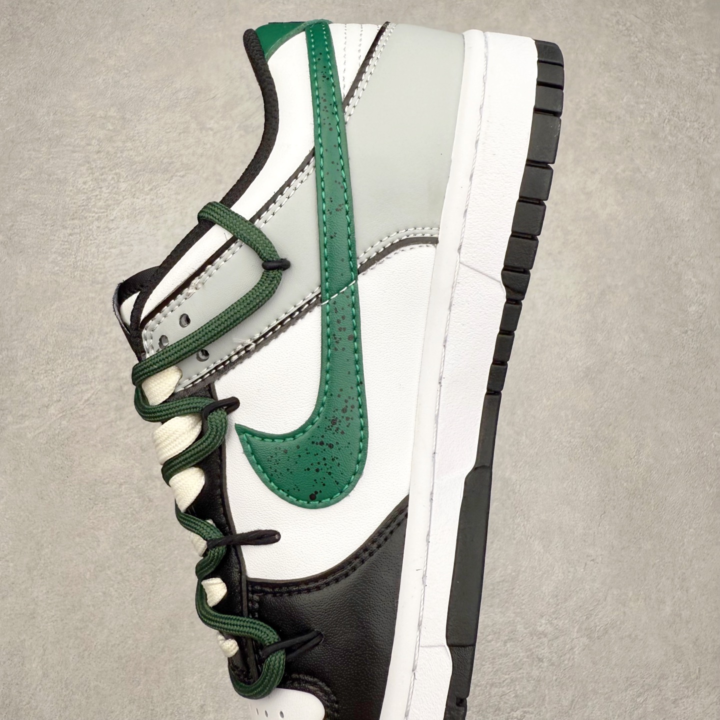 图片[7]-NK Dunk Low DD1391-100 定制系列天花板 无原鞋不开发 全系列得物原鞋一比一校对开发 配色持续更新中 终端对接 优势输出 全套原厂楦头原纸板数据档案倾力打造 原汁原味莞产 极致还原 圈内最强针车工艺 高端零售指定版 广东原厂配套原盒原标 鞋盒分三个尺码段 原厂冲刀 超高清洁度 全鞋零毛边皮料切割 采用原厂百宏鞋带以及原厂百宏织唛舌标 内标可供原厂几率过验 进口原装条纹中底布 四线拉帮白色点胶 原厂拉帮手法遵循公司 原厂电绣 极致还原 尺码：36 36.5 37.5 38 38.5 39 40 40.5 41 42 42.5 43 44 44.5 45 46-选品中心