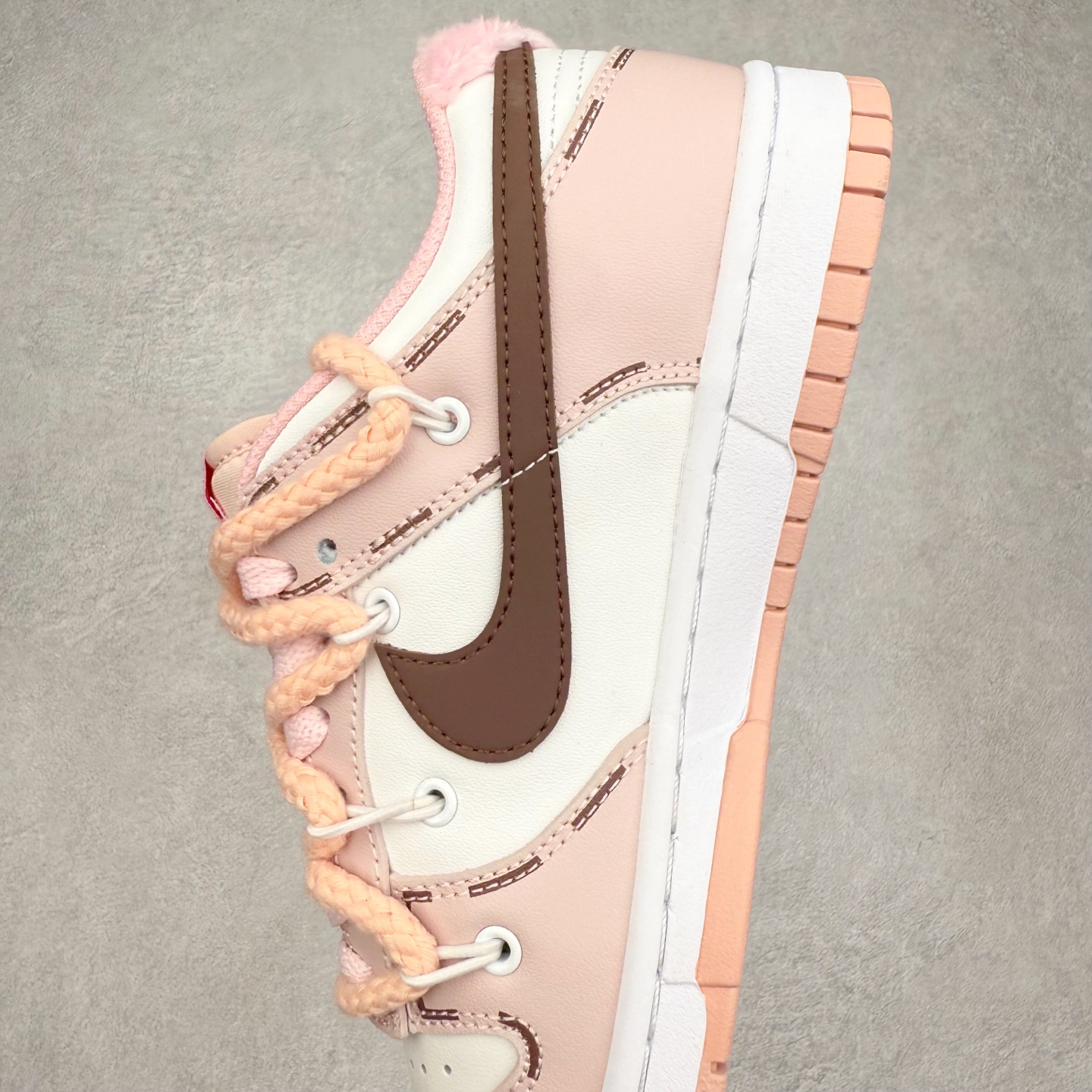 图片[7]-NK Dunk Low DD1391-100 定制系列天花板 无原鞋不开发 全系列得物原鞋一比一校对开发 配色持续更新中 终端对接 优势输出 全套原厂楦头原纸板数据档案倾力打造 原汁原味莞产 极致还原 圈内最强针车工艺 高端零售指定版 广东原厂配套原盒原标 鞋盒分三个尺码段 原厂冲刀 超高清洁度 全鞋零毛边皮料切割 采用原厂百宏鞋带以及原厂百宏织唛舌标 内标可供原厂几率过验 进口原装条纹中底布 四线拉帮白色点胶 原厂拉帮手法遵循公司 原厂电绣 极致还原 尺码：36 36.5 37.5 38 38.5 39 40 40.5 41 42 42.5 43 44 44.5 45 46-选品中心