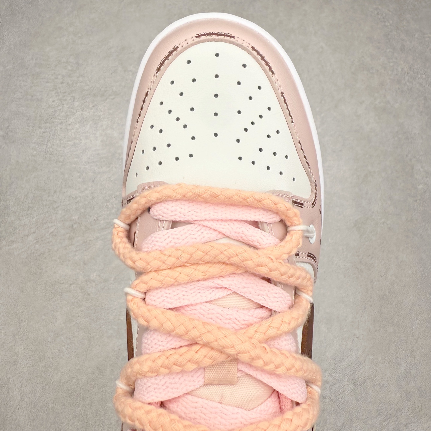 图片[4]-NK Dunk Low DD1391-100 定制系列天花板 无原鞋不开发 全系列得物原鞋一比一校对开发 配色持续更新中 终端对接 优势输出 全套原厂楦头原纸板数据档案倾力打造 原汁原味莞产 极致还原 圈内最强针车工艺 高端零售指定版 广东原厂配套原盒原标 鞋盒分三个尺码段 原厂冲刀 超高清洁度 全鞋零毛边皮料切割 采用原厂百宏鞋带以及原厂百宏织唛舌标 内标可供原厂几率过验 进口原装条纹中底布 四线拉帮白色点胶 原厂拉帮手法遵循公司 原厂电绣 极致还原 尺码：36 36.5 37.5 38 38.5 39 40 40.5 41 42 42.5 43 44 44.5 45 46-选品中心