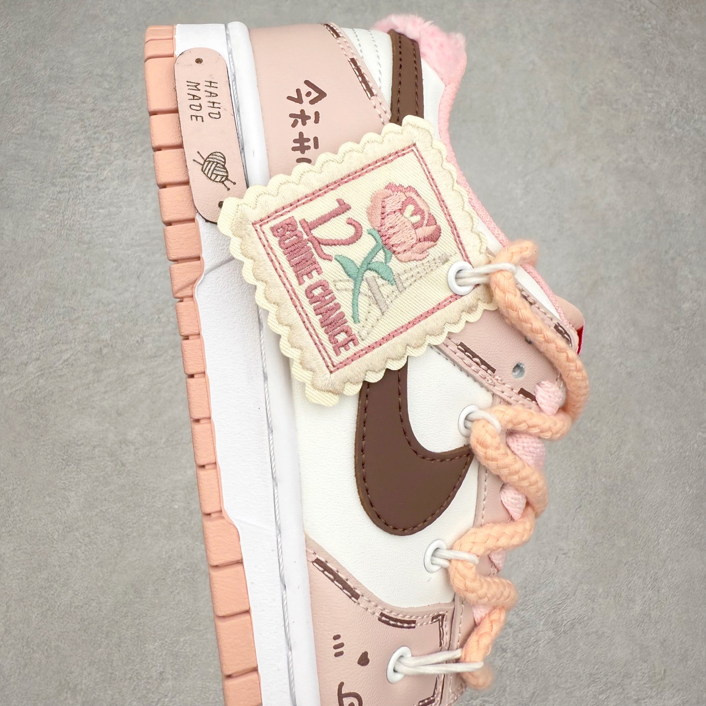 图片[6]-NK Dunk Low DD1391-100 定制系列天花板 无原鞋不开发 全系列得物原鞋一比一校对开发 配色持续更新中 终端对接 优势输出 全套原厂楦头原纸板数据档案倾力打造 原汁原味莞产 极致还原 圈内最强针车工艺 高端零售指定版 广东原厂配套原盒原标 鞋盒分三个尺码段 原厂冲刀 超高清洁度 全鞋零毛边皮料切割 采用原厂百宏鞋带以及原厂百宏织唛舌标 内标可供原厂几率过验 进口原装条纹中底布 四线拉帮白色点胶 原厂拉帮手法遵循公司 原厂电绣 极致还原 尺码：36 36.5 37.5 38 38.5 39 40 40.5 41 42 42.5 43 44 44.5 45 46-选品中心