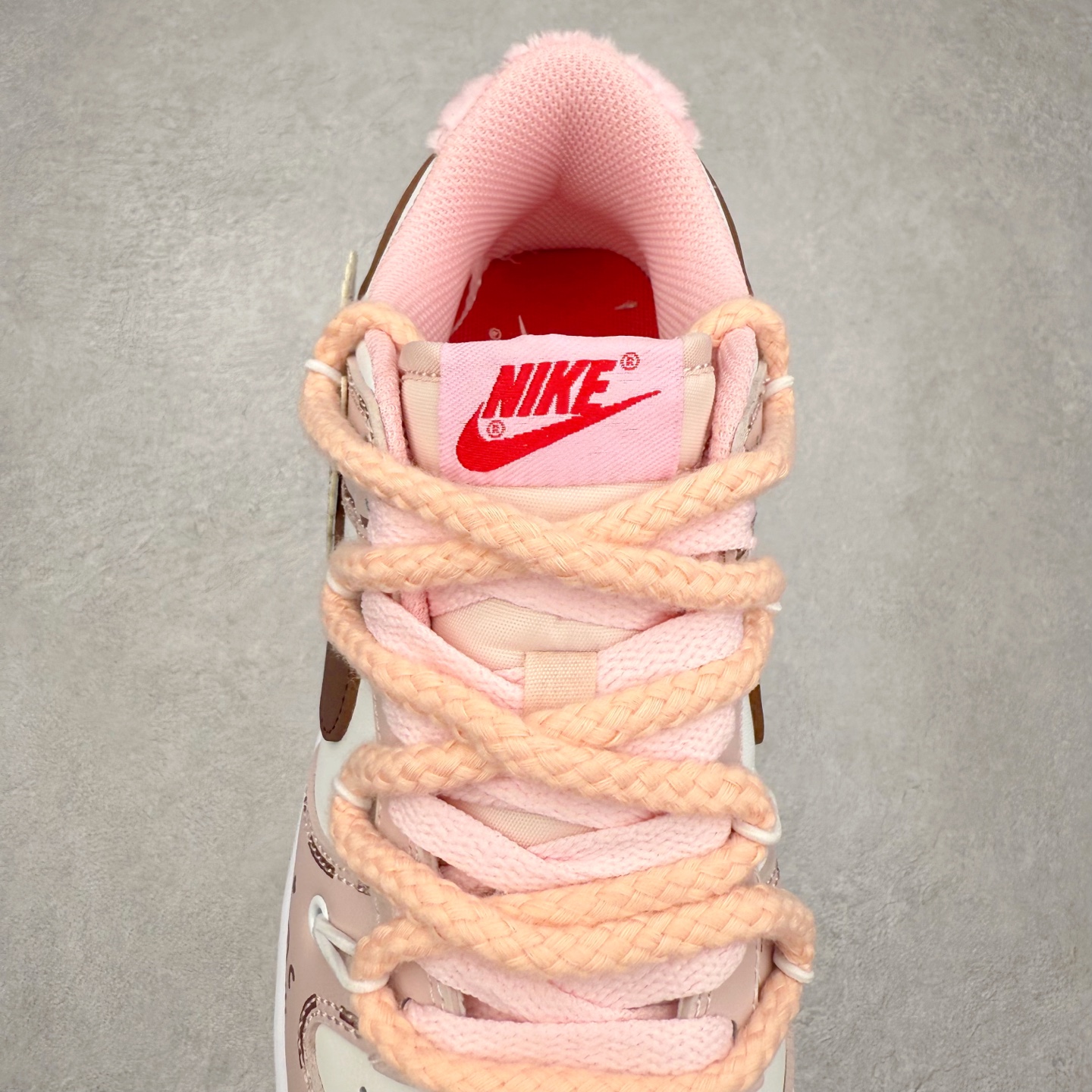 图片[5]-NK Dunk Low DD1391-100 定制系列天花板 无原鞋不开发 全系列得物原鞋一比一校对开发 配色持续更新中 终端对接 优势输出 全套原厂楦头原纸板数据档案倾力打造 原汁原味莞产 极致还原 圈内最强针车工艺 高端零售指定版 广东原厂配套原盒原标 鞋盒分三个尺码段 原厂冲刀 超高清洁度 全鞋零毛边皮料切割 采用原厂百宏鞋带以及原厂百宏织唛舌标 内标可供原厂几率过验 进口原装条纹中底布 四线拉帮白色点胶 原厂拉帮手法遵循公司 原厂电绣 极致还原 尺码：36 36.5 37.5 38 38.5 39 40 40.5 41 42 42.5 43 44 44.5 45 46-选品中心