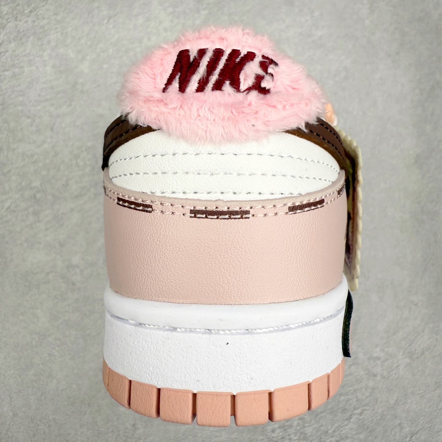 图片[8]-NK Dunk Low DD1391-100 定制系列天花板 无原鞋不开发 全系列得物原鞋一比一校对开发 配色持续更新中 终端对接 优势输出 全套原厂楦头原纸板数据档案倾力打造 原汁原味莞产 极致还原 圈内最强针车工艺 高端零售指定版 广东原厂配套原盒原标 鞋盒分三个尺码段 原厂冲刀 超高清洁度 全鞋零毛边皮料切割 采用原厂百宏鞋带以及原厂百宏织唛舌标 内标可供原厂几率过验 进口原装条纹中底布 四线拉帮白色点胶 原厂拉帮手法遵循公司 原厂电绣 极致还原 尺码：36 36.5 37.5 38 38.5 39 40 40.5 41 42 42.5 43 44 44.5 45 46-选品中心