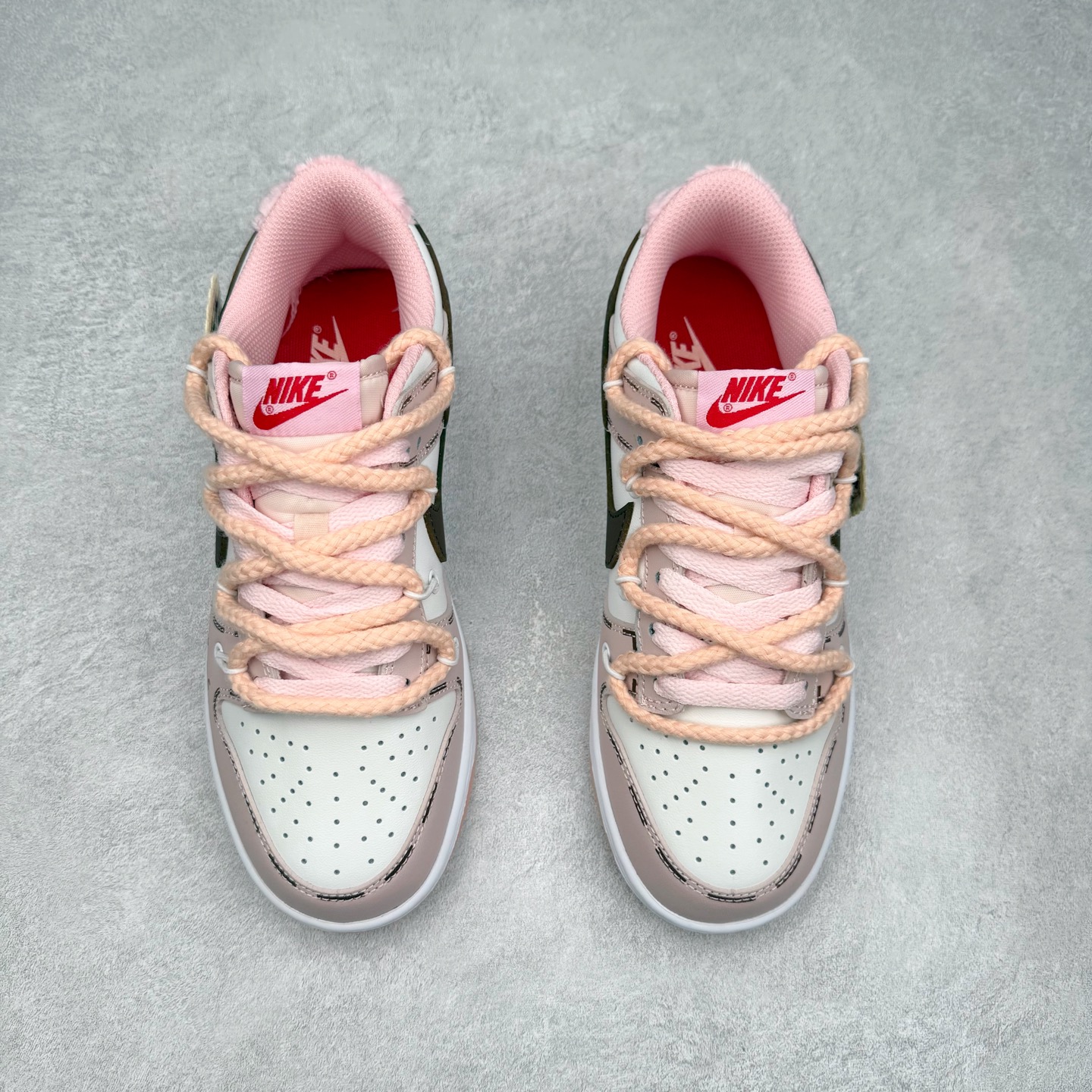 图片[2]-NK Dunk Low DD1391-100 定制系列天花板 无原鞋不开发 全系列得物原鞋一比一校对开发 配色持续更新中 终端对接 优势输出 全套原厂楦头原纸板数据档案倾力打造 原汁原味莞产 极致还原 圈内最强针车工艺 高端零售指定版 广东原厂配套原盒原标 鞋盒分三个尺码段 原厂冲刀 超高清洁度 全鞋零毛边皮料切割 采用原厂百宏鞋带以及原厂百宏织唛舌标 内标可供原厂几率过验 进口原装条纹中底布 四线拉帮白色点胶 原厂拉帮手法遵循公司 原厂电绣 极致还原 尺码：36 36.5 37.5 38 38.5 39 40 40.5 41 42 42.5 43 44 44.5 45 46-选品中心