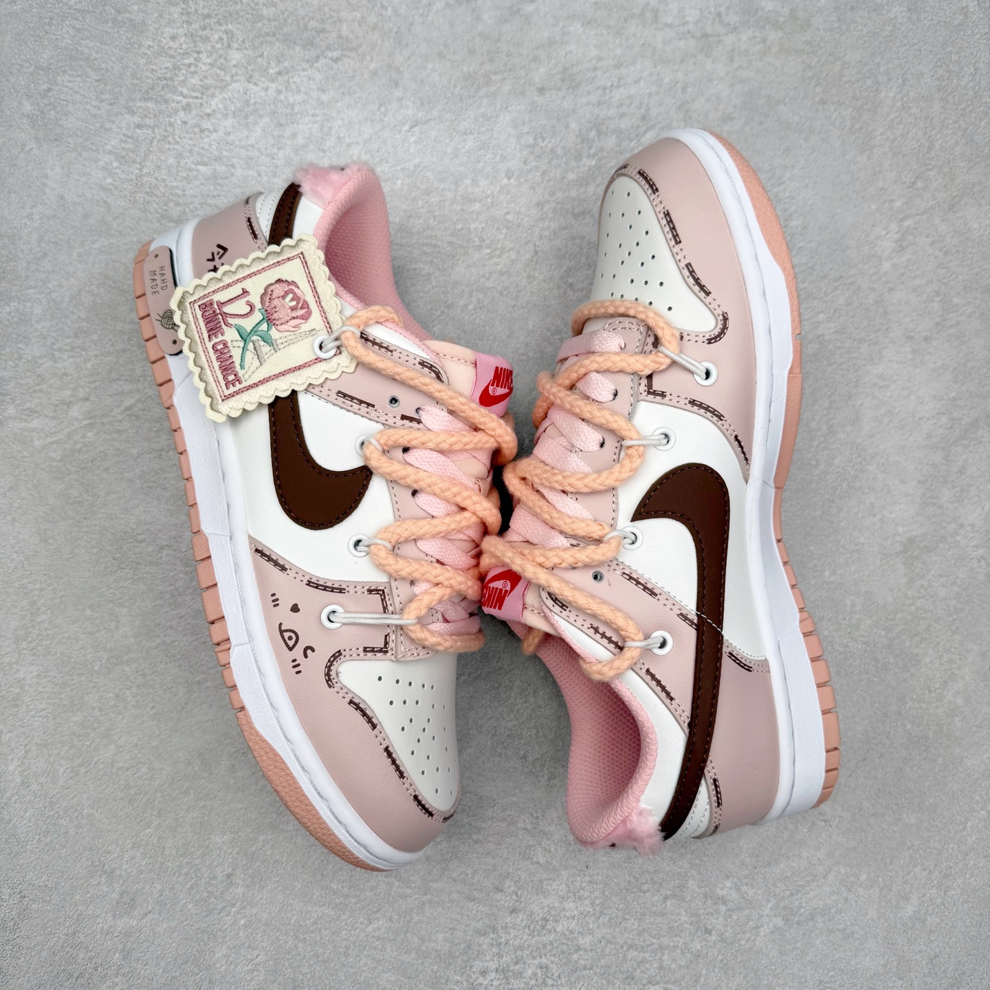 图片[3]-NK Dunk Low DD1391-100 定制系列天花板 无原鞋不开发 全系列得物原鞋一比一校对开发 配色持续更新中 终端对接 优势输出 全套原厂楦头原纸板数据档案倾力打造 原汁原味莞产 极致还原 圈内最强针车工艺 高端零售指定版 广东原厂配套原盒原标 鞋盒分三个尺码段 原厂冲刀 超高清洁度 全鞋零毛边皮料切割 采用原厂百宏鞋带以及原厂百宏织唛舌标 内标可供原厂几率过验 进口原装条纹中底布 四线拉帮白色点胶 原厂拉帮手法遵循公司 原厂电绣 极致还原 尺码：36 36.5 37.5 38 38.5 39 40 40.5 41 42 42.5 43 44 44.5 45 46-选品中心