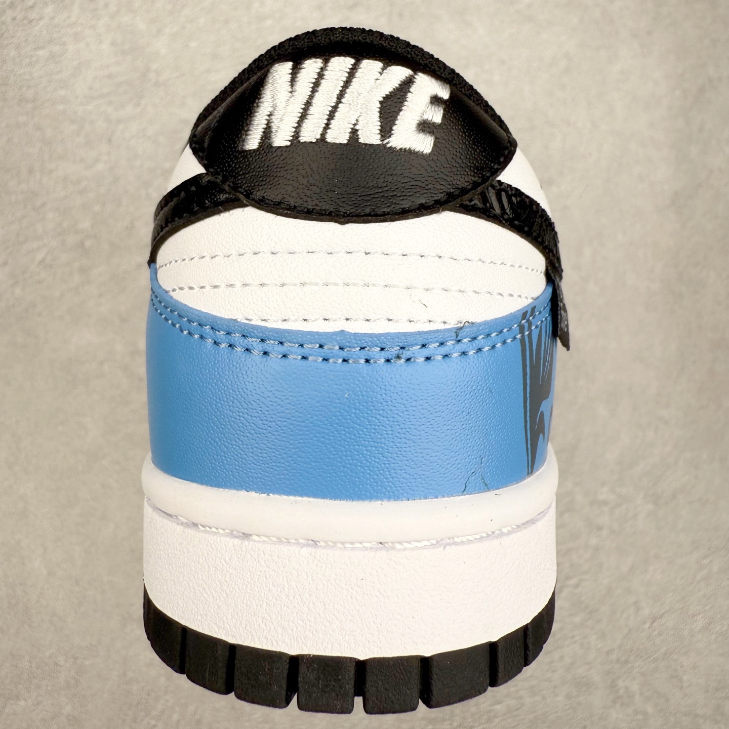 图片[8]-NK Dunk Low DD1391-100 定制系列天花板 无原鞋不开发 全系列得物原鞋一比一校对开发 配色持续更新中 终端对接 优势输出 全套原厂楦头原纸板数据档案倾力打造 原汁原味莞产 极致还原 圈内最强针车工艺 高端零售指定版 广东原厂配套原盒原标 鞋盒分三个尺码段 原厂冲刀 超高清洁度 全鞋零毛边皮料切割 采用原厂百宏鞋带以及原厂百宏织唛舌标 内标可供原厂几率过验 进口原装条纹中底布 四线拉帮白色点胶 原厂拉帮手法遵循公司 原厂电绣 极致还原 尺码：36 36.5 37.5 38 38.5 39 40 40.5 41 42 42.5 43 44 44.5 45 46-选品中心