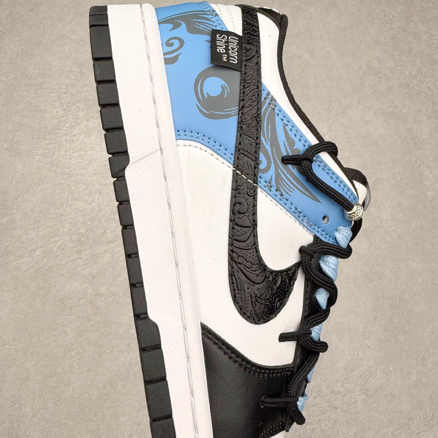 图片[6]-NK Dunk Low DD1391-100 定制系列天花板 无原鞋不开发 全系列得物原鞋一比一校对开发 配色持续更新中 终端对接 优势输出 全套原厂楦头原纸板数据档案倾力打造 原汁原味莞产 极致还原 圈内最强针车工艺 高端零售指定版 广东原厂配套原盒原标 鞋盒分三个尺码段 原厂冲刀 超高清洁度 全鞋零毛边皮料切割 采用原厂百宏鞋带以及原厂百宏织唛舌标 内标可供原厂几率过验 进口原装条纹中底布 四线拉帮白色点胶 原厂拉帮手法遵循公司 原厂电绣 极致还原 尺码：36 36.5 37.5 38 38.5 39 40 40.5 41 42 42.5 43 44 44.5 45 46-选品中心