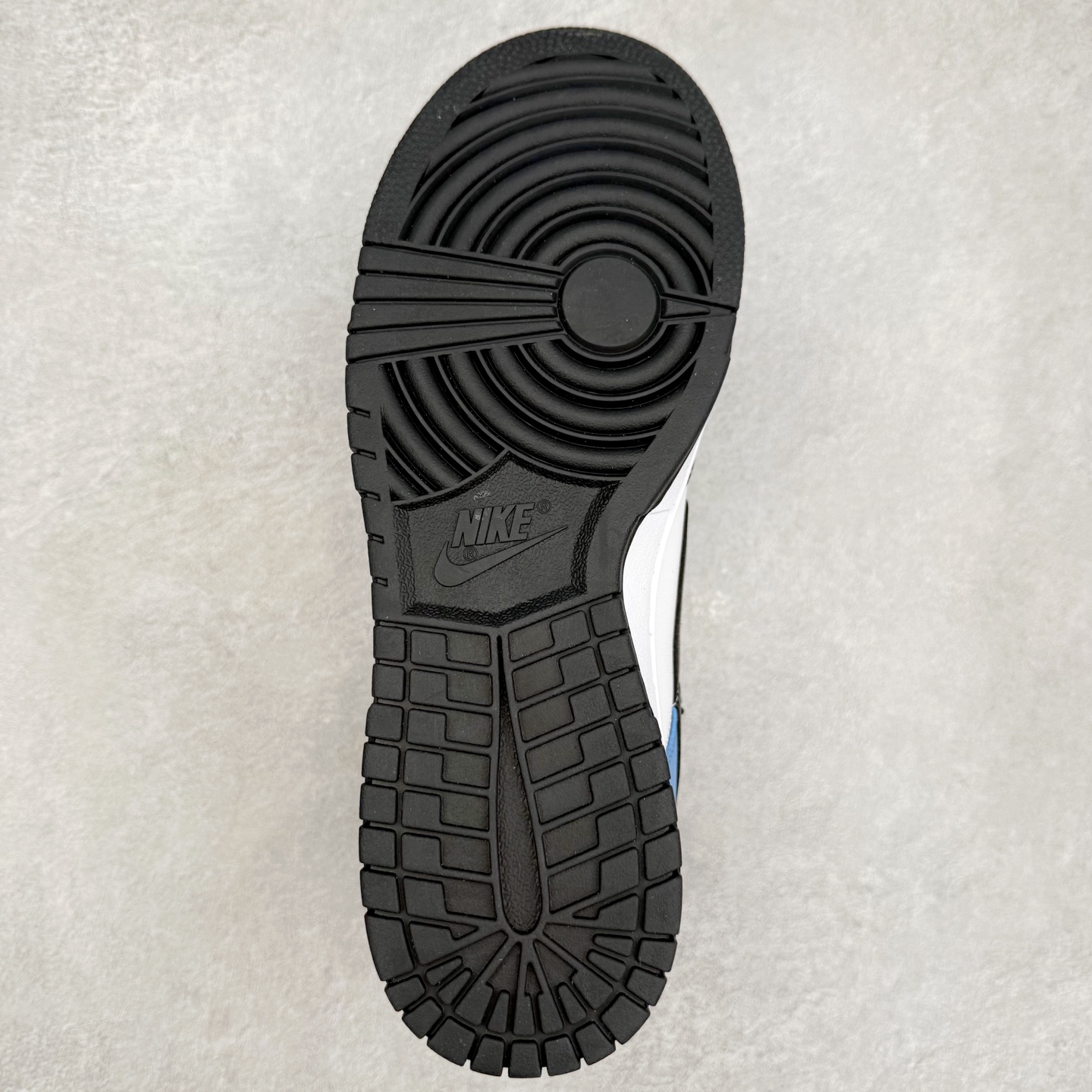 图片[9]-NK Dunk Low DD1391-100 定制系列天花板 无原鞋不开发 全系列得物原鞋一比一校对开发 配色持续更新中 终端对接 优势输出 全套原厂楦头原纸板数据档案倾力打造 原汁原味莞产 极致还原 圈内最强针车工艺 高端零售指定版 广东原厂配套原盒原标 鞋盒分三个尺码段 原厂冲刀 超高清洁度 全鞋零毛边皮料切割 采用原厂百宏鞋带以及原厂百宏织唛舌标 内标可供原厂几率过验 进口原装条纹中底布 四线拉帮白色点胶 原厂拉帮手法遵循公司 原厂电绣 极致还原 尺码：36 36.5 37.5 38 38.5 39 40 40.5 41 42 42.5 43 44 44.5 45 46-选品中心