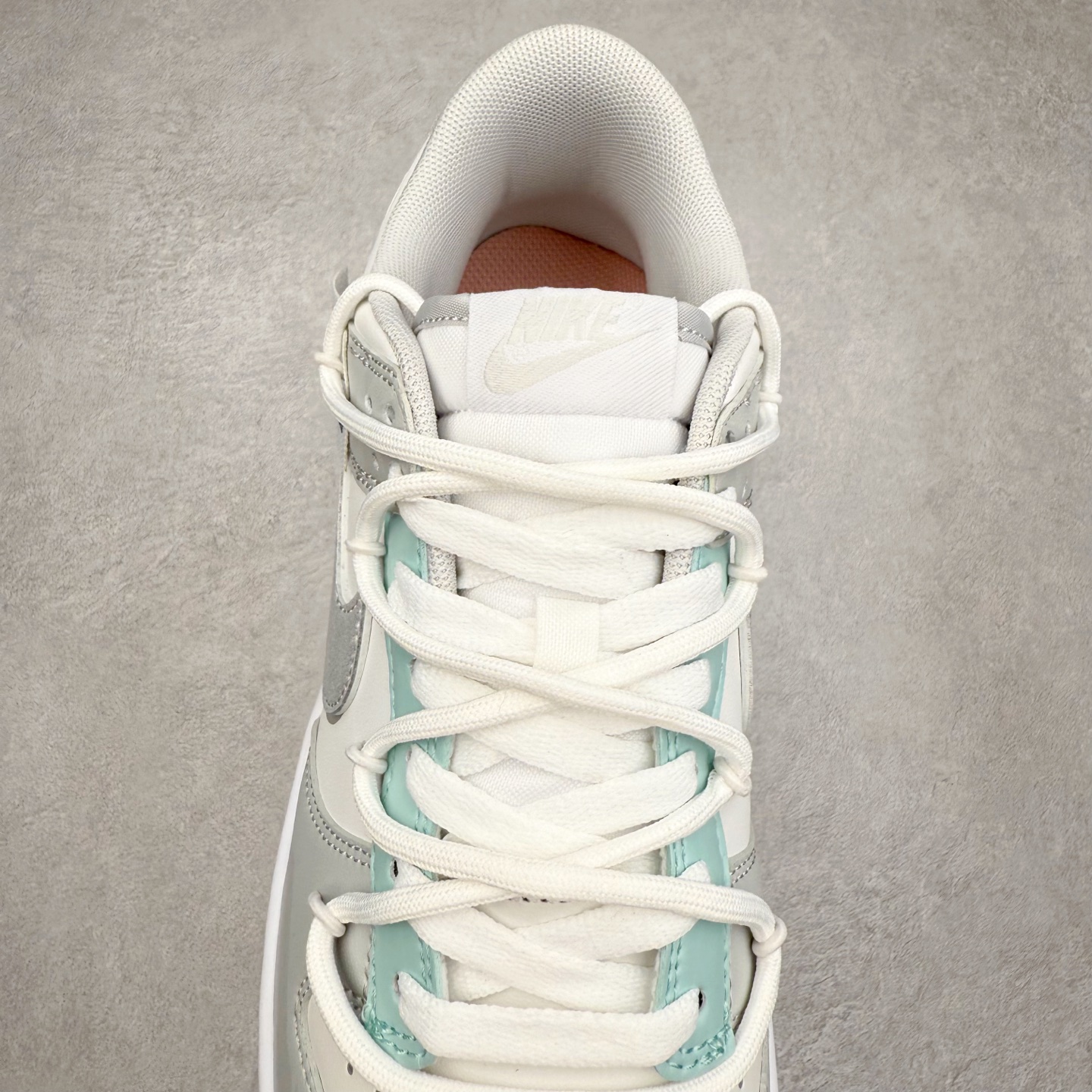 图片[5]-NK Dunk Low DD1391-100 定制系列天花板 无原鞋不开发 全系列得物原鞋一比一校对开发 配色持续更新中 终端对接 优势输出 全套原厂楦头原纸板数据档案倾力打造 原汁原味莞产 极致还原 圈内最强针车工艺 高端零售指定版 广东原厂配套原盒原标 鞋盒分三个尺码段 原厂冲刀 超高清洁度 全鞋零毛边皮料切割 采用原厂百宏鞋带以及原厂百宏织唛舌标 内标可供原厂几率过验 进口原装条纹中底布 四线拉帮白色点胶 原厂拉帮手法遵循公司 原厂电绣 极致还原 尺码：36 36.5 37.5 38 38.5 39 40 40.5 41 42 42.5 43 44 44.5 45 46-选品中心