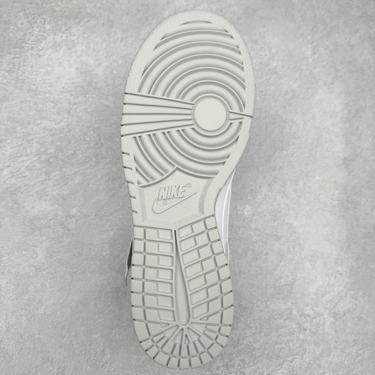 图片[9]-NK Dunk Low DD1391-100 定制系列天花板 无原鞋不开发 全系列得物原鞋一比一校对开发 配色持续更新中 终端对接 优势输出 全套原厂楦头原纸板数据档案倾力打造 原汁原味莞产 极致还原 圈内最强针车工艺 高端零售指定版 广东原厂配套原盒原标 鞋盒分三个尺码段 原厂冲刀 超高清洁度 全鞋零毛边皮料切割 采用原厂百宏鞋带以及原厂百宏织唛舌标 内标可供原厂几率过验 进口原装条纹中底布 四线拉帮白色点胶 原厂拉帮手法遵循公司 原厂电绣 极致还原 尺码：36 36.5 37.5 38 38.5 39 40 40.5 41 42 42.5 43 44 44.5 45 46-选品中心