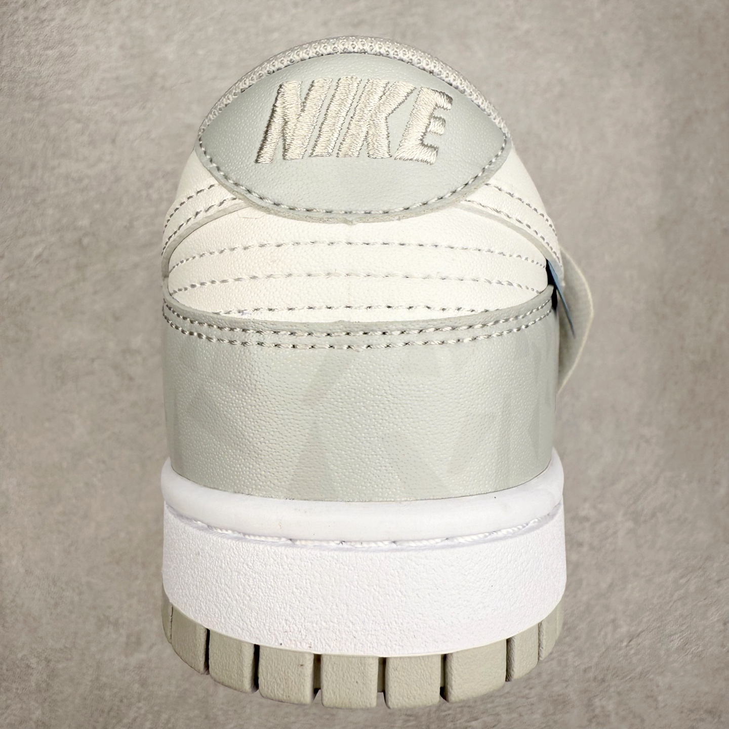 图片[8]-NK Dunk Low DD1391-100 定制系列天花板 无原鞋不开发 全系列得物原鞋一比一校对开发 配色持续更新中 终端对接 优势输出 全套原厂楦头原纸板数据档案倾力打造 原汁原味莞产 极致还原 圈内最强针车工艺 高端零售指定版 广东原厂配套原盒原标 鞋盒分三个尺码段 原厂冲刀 超高清洁度 全鞋零毛边皮料切割 采用原厂百宏鞋带以及原厂百宏织唛舌标 内标可供原厂几率过验 进口原装条纹中底布 四线拉帮白色点胶 原厂拉帮手法遵循公司 原厂电绣 极致还原 尺码：36 36.5 37.5 38 38.5 39 40 40.5 41 42 42.5 43 44 44.5 45 46-选品中心