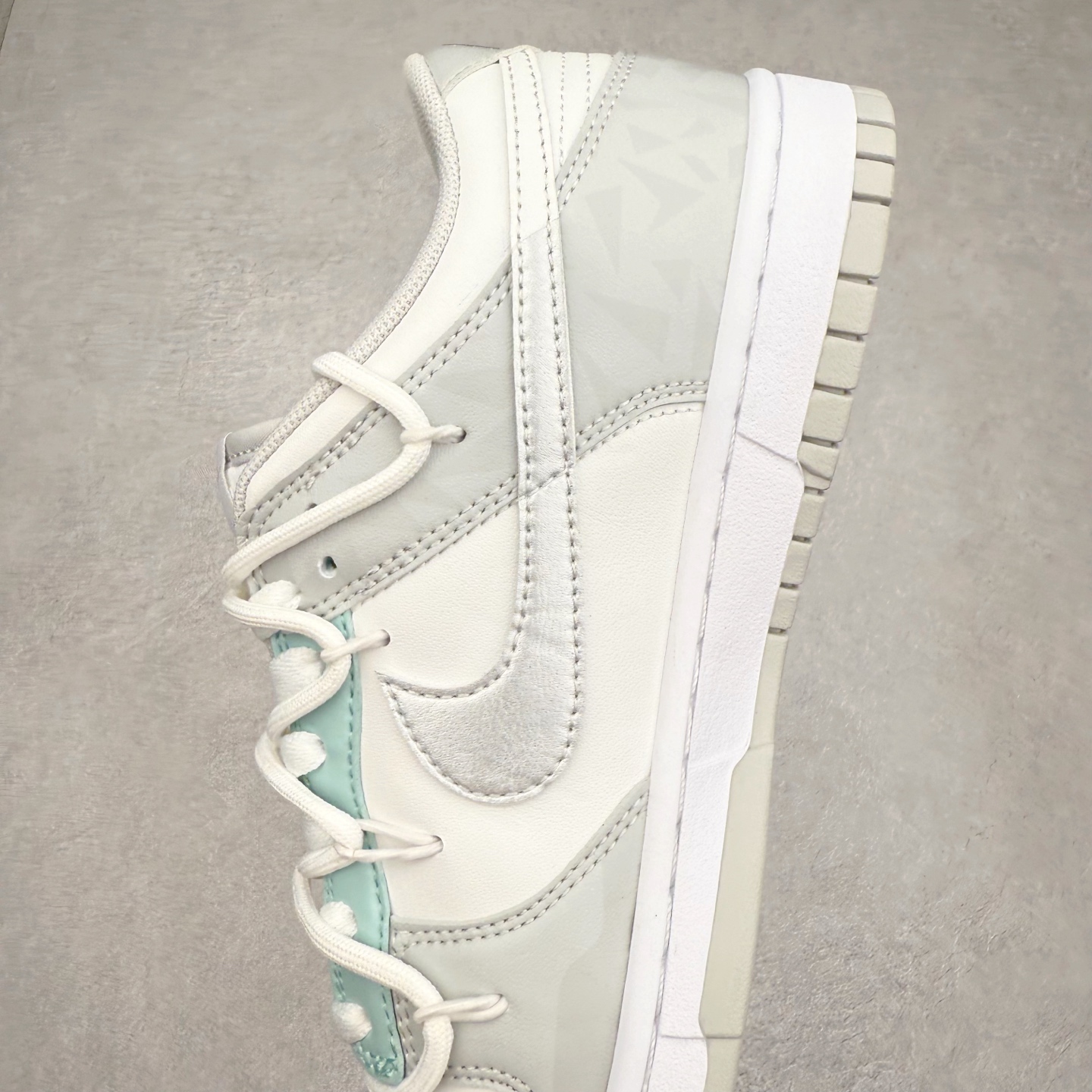 图片[7]-NK Dunk Low DD1391-100 定制系列天花板 无原鞋不开发 全系列得物原鞋一比一校对开发 配色持续更新中 终端对接 优势输出 全套原厂楦头原纸板数据档案倾力打造 原汁原味莞产 极致还原 圈内最强针车工艺 高端零售指定版 广东原厂配套原盒原标 鞋盒分三个尺码段 原厂冲刀 超高清洁度 全鞋零毛边皮料切割 采用原厂百宏鞋带以及原厂百宏织唛舌标 内标可供原厂几率过验 进口原装条纹中底布 四线拉帮白色点胶 原厂拉帮手法遵循公司 原厂电绣 极致还原 尺码：36 36.5 37.5 38 38.5 39 40 40.5 41 42 42.5 43 44 44.5 45 46-选品中心